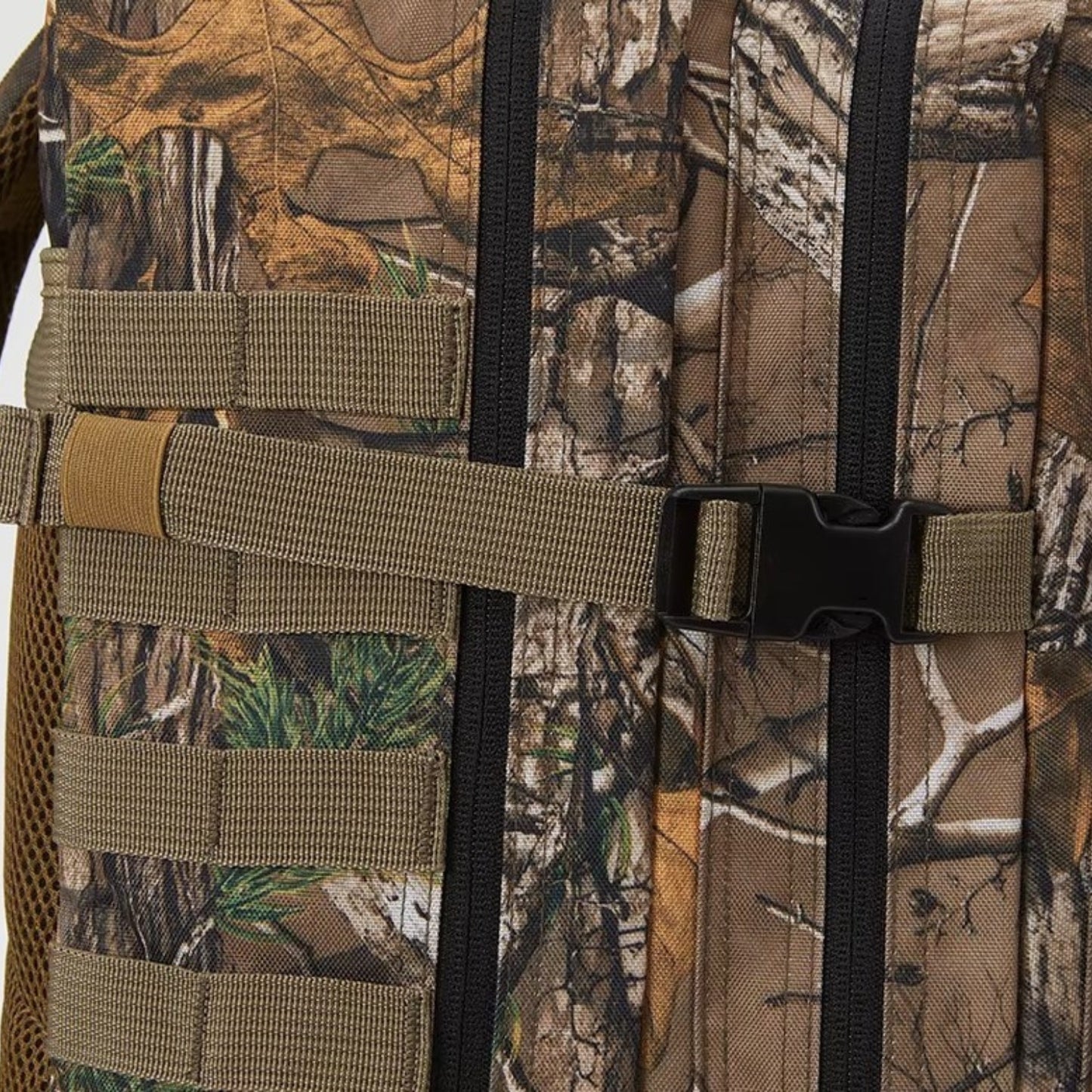 Sac à Dos Camouflage 45L gros plan sangle et fermeture - Noir et Gris - Gris et Beige - Vert Olive et Beige - Noir - Marron et Vert Forêt - Marron Beige