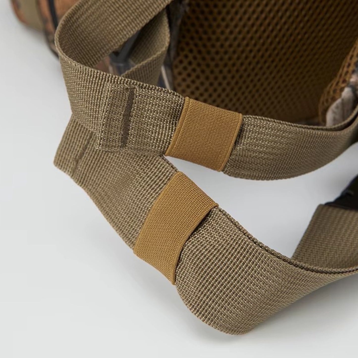 Sac à Dos Camouflage 45L gros plan sangle - Noir et Gris - Gris et Beige - Vert Olive et Beige - Noir - Marron et Vert Forêt - Marron Beige