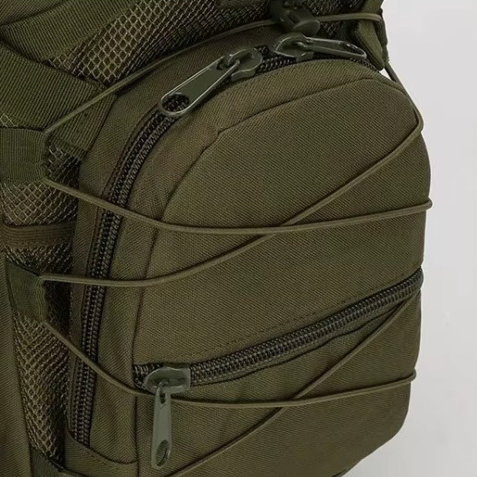 Sac à Dos Militaire 25 Litres gros plan fermeture zippée - Vert Olive - Vert Camouflage - Gris Camouflage - Olive Camouflage - Noir