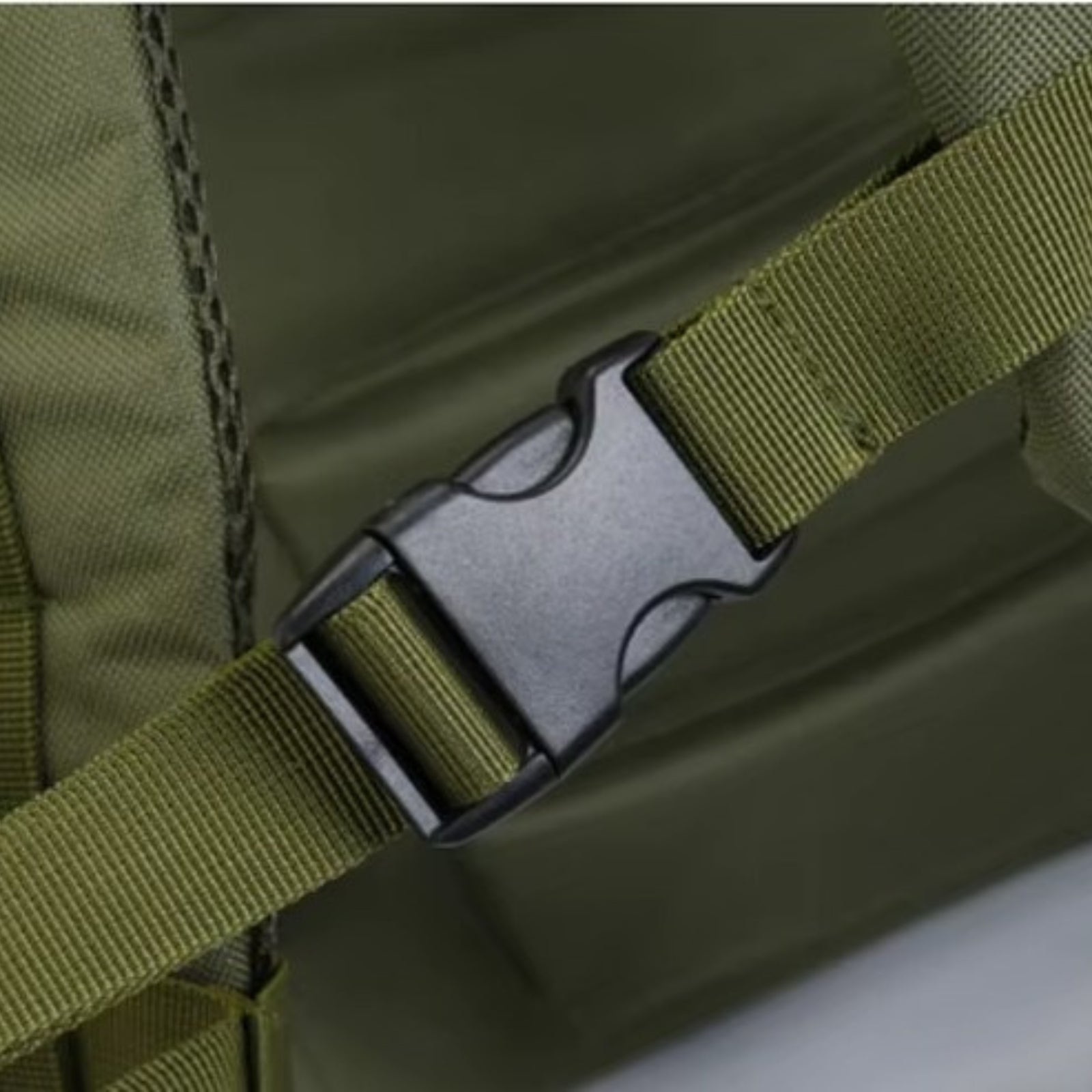 Sac à Dos Voyage Homme XXL gros plan sangle et boucle - Vert - Noir