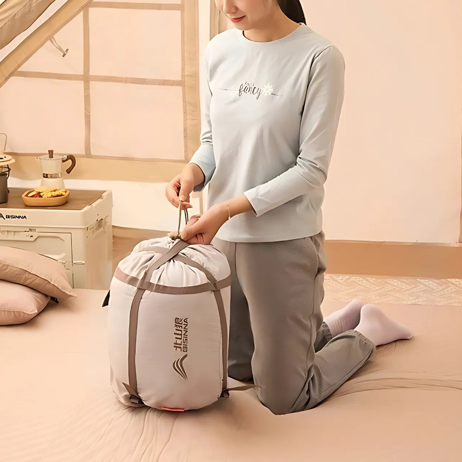 Sac De Couchage 2 Personnes Détachable mise en scène avec personne - 12°C à 20°C / 2.6Kg - 5°C à 10°C / 3.2Kg