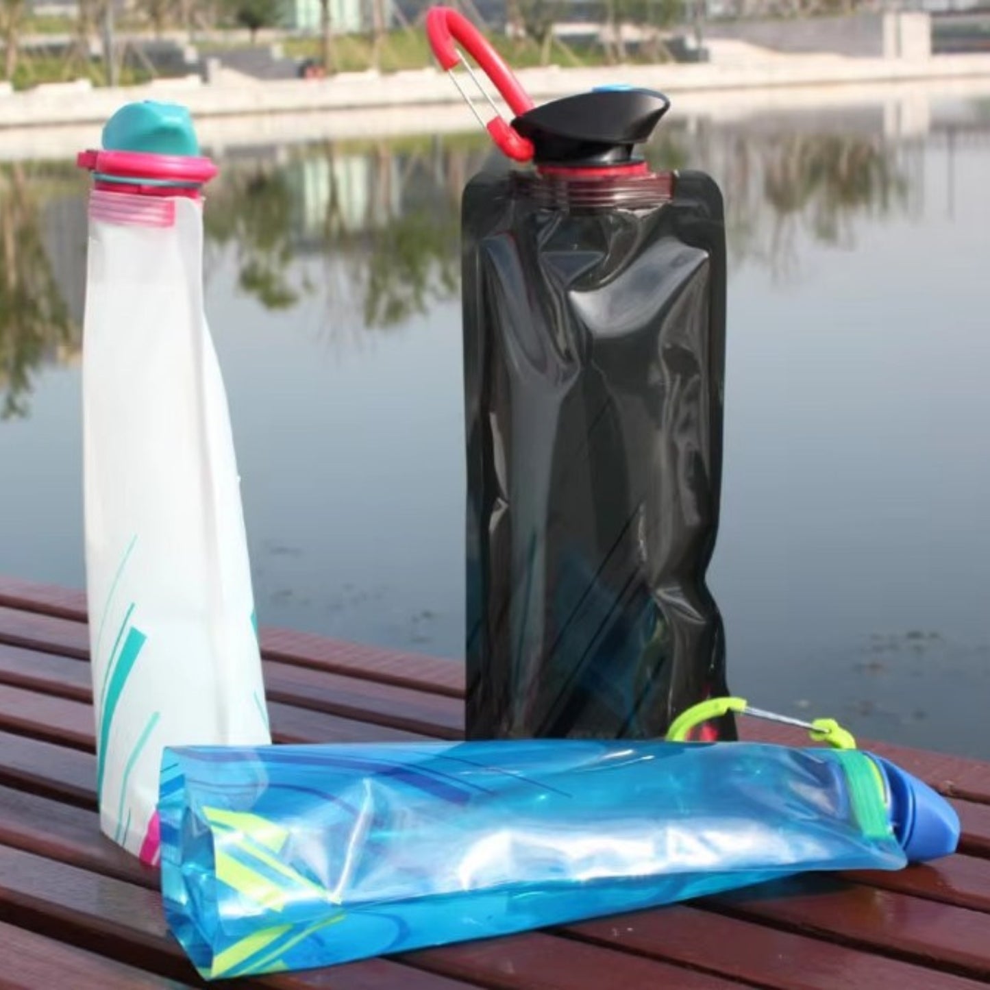 Gourde Pliante 700ml trois articles alignés - Bleu Ciel - Noir - Blanc