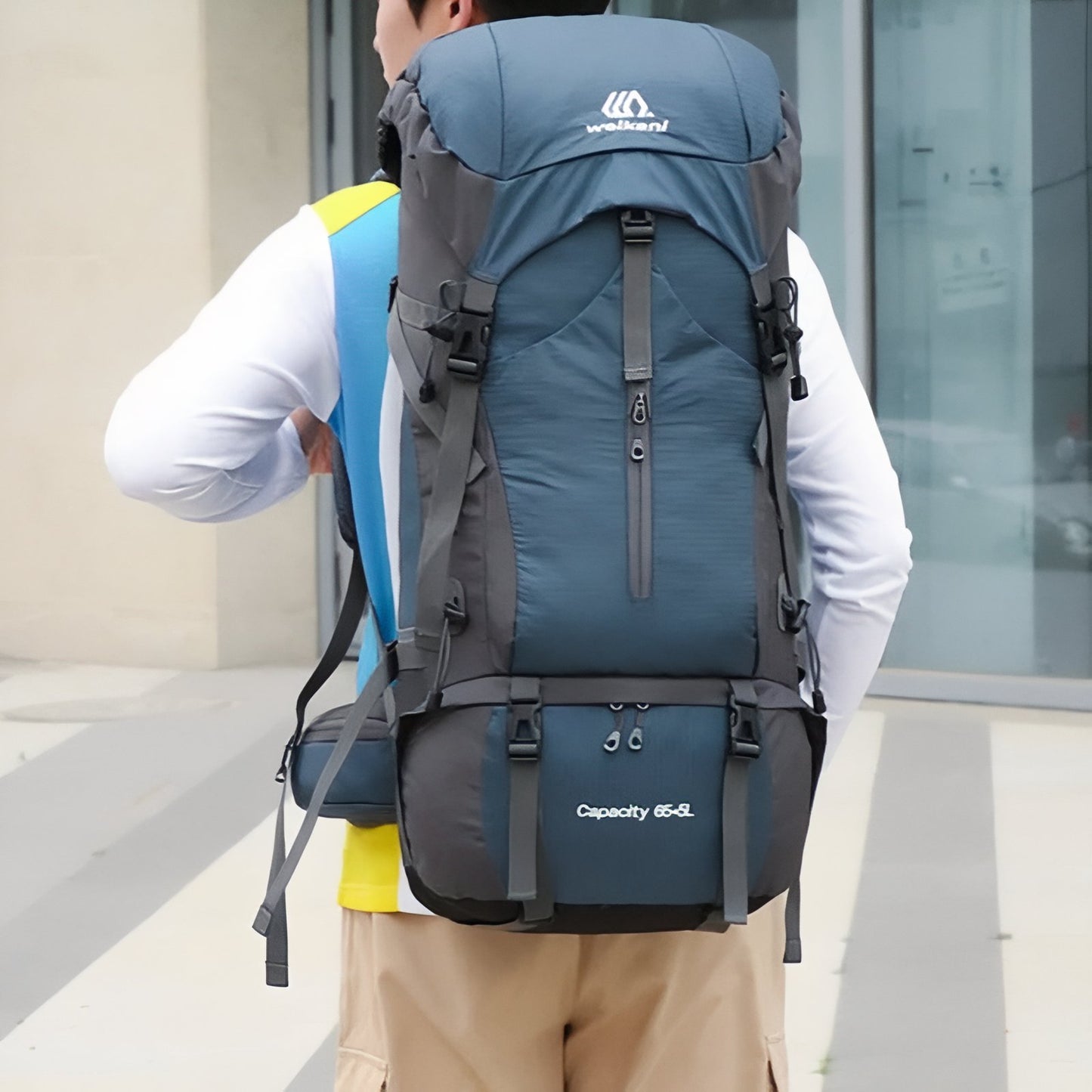 Sac à Dos Rando Avec Protection Pluie 70L portée sur le dos - Turquoise et Noir - Bleu Marine et Gris - Orange et Gris - Noir et Orange