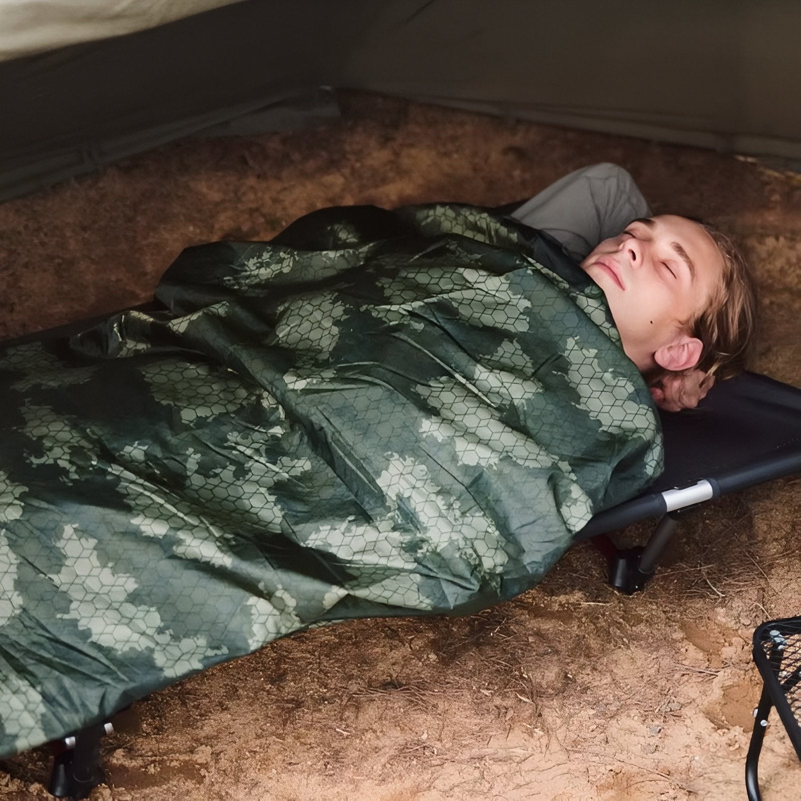 Sac De Couchage Camouflage Ultra Léger mise en situation camping - 190x75cm - 480g - 205x85cm - 560g