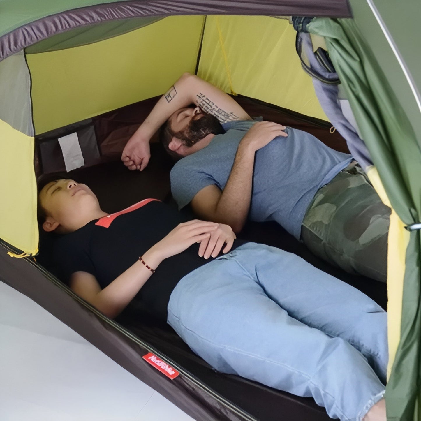 Tente Dôme 2 Places deux personnes allongées - Jaune et Gris - Vert Olive et Jaune