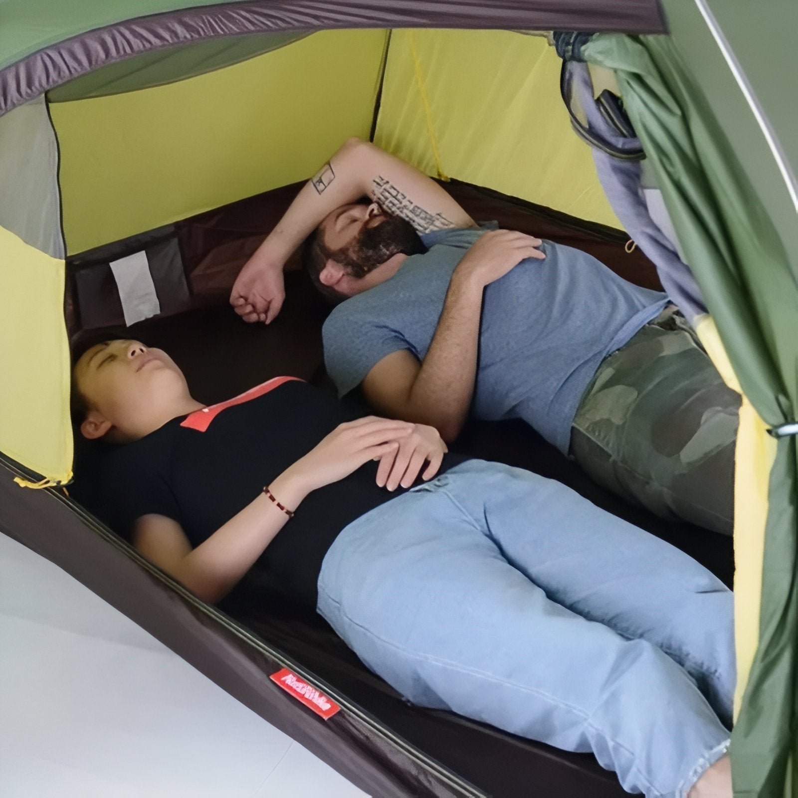 Tente Dôme 2 Places deux personnes allongées - Jaune et Gris - Vert Olive et Jaune