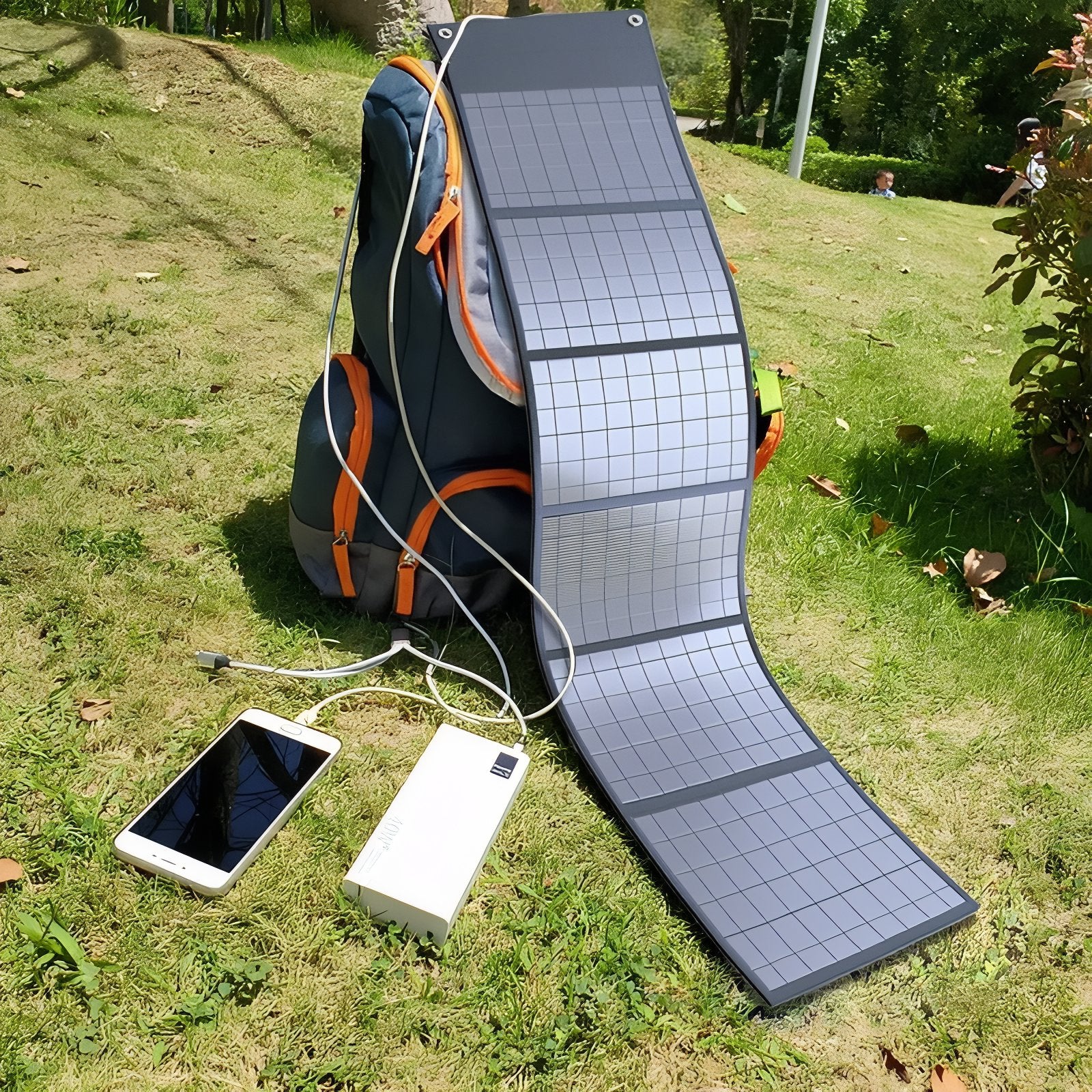 Panneau Solaire Pour Randonnée 30W / 50W mise en situation avec accessoires - 30W - 4 Panneaux - 50W - 6 Panneaux
