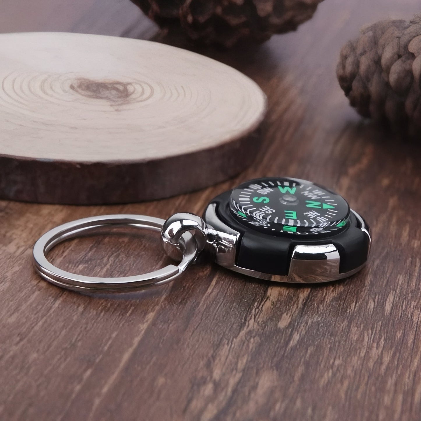 Boussole Porte Clé gros plan sur le produit - Noir