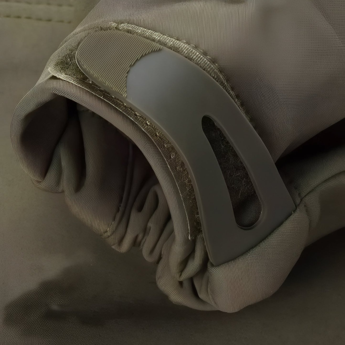 Veste Imperméable Homme Randonnée gros plan détail manche - Vert Olive - Gris Foncé - Noir - Beige Sable