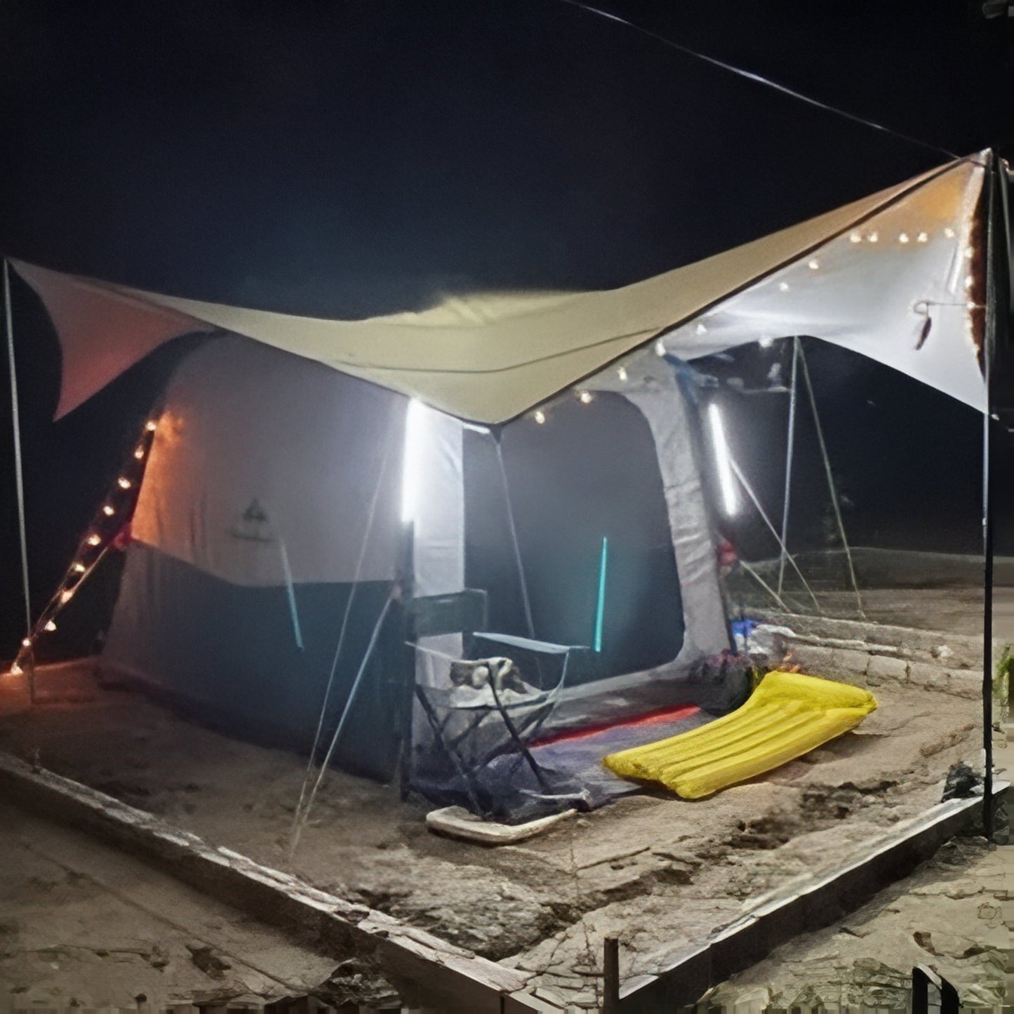 Tarp Randonnée 5.1x5.1M mise en situation camping - Gris et Vert - Gris Foncé et Argenté - Beige et Argent