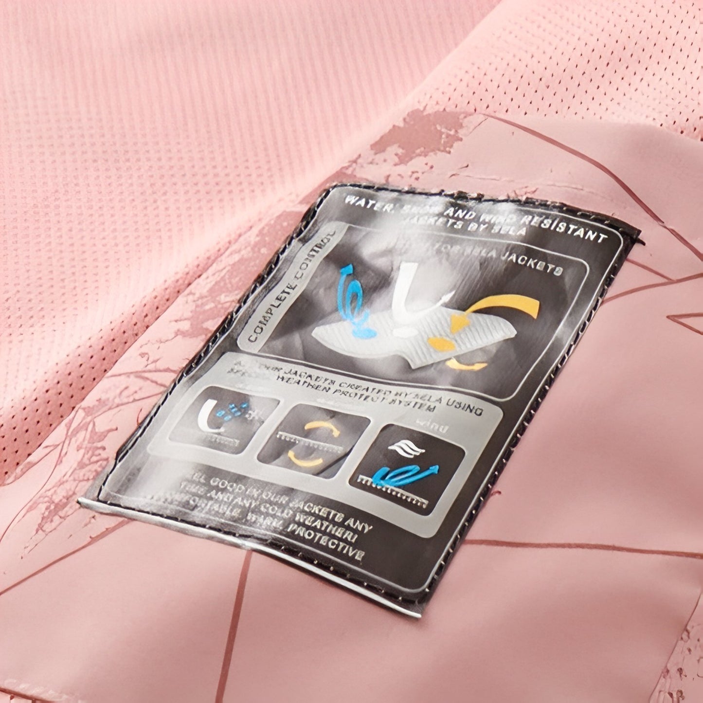 Veste Imperméable Randonnée Femme gros plan étiquette produit - Rose 1 - Violet 1 - Vert Femme - Violet 2 - Rose 2 - Noir - Blanc