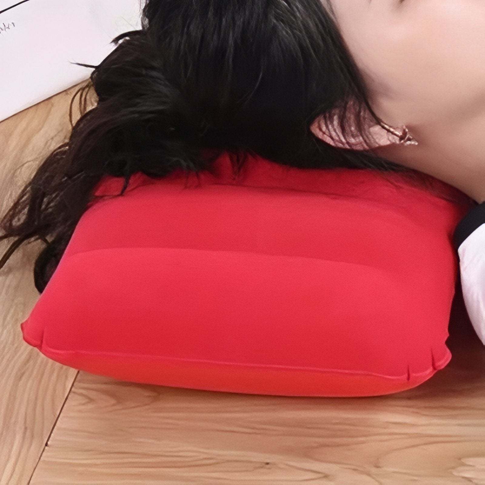 Oreiller Gonflable Randonnée 47x30CM mise en situation - Bleu Marine - Gris - Vert - Violet - Bleu