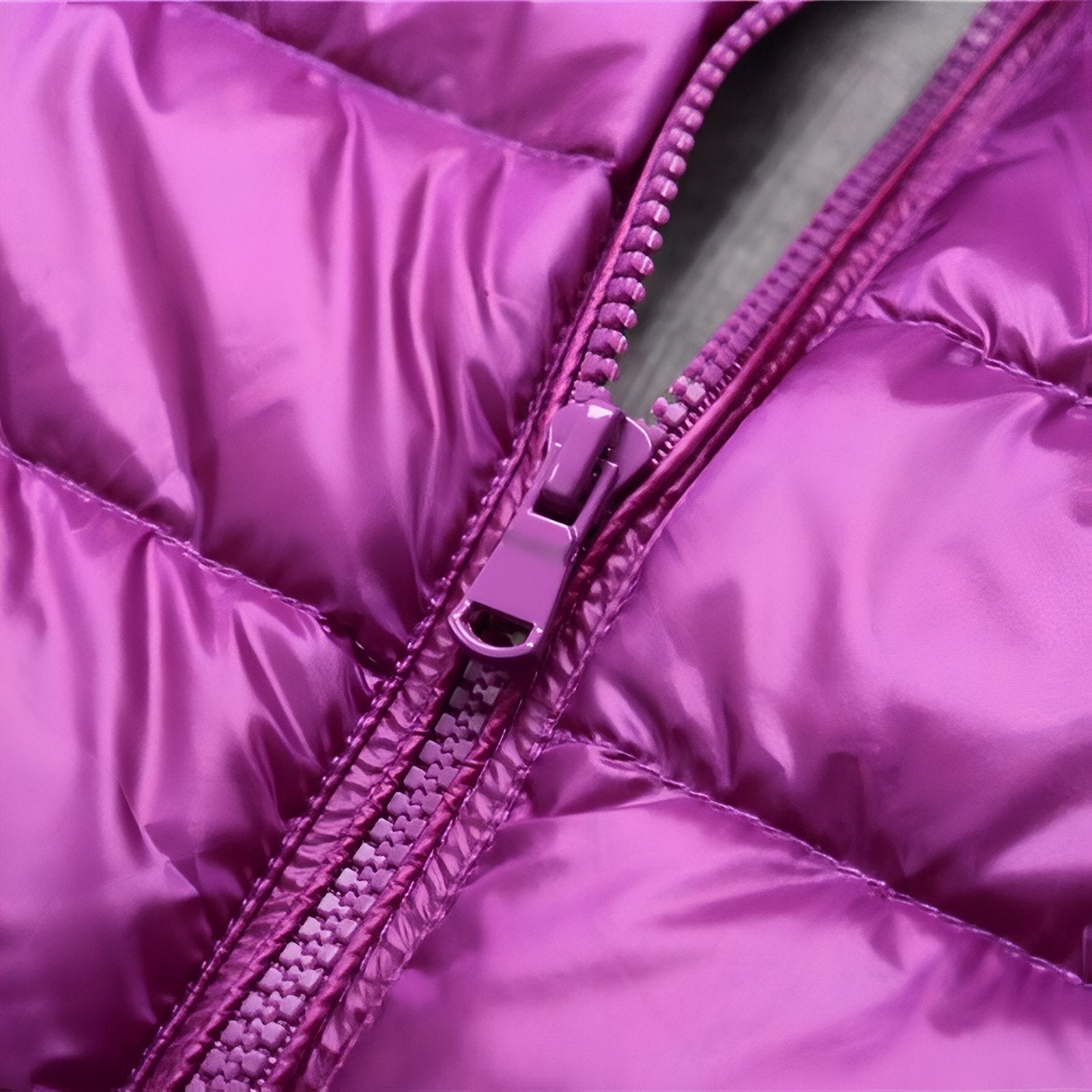 Doudoune Randonnée Compressible Femme gros plan fermeture zippée - Rose Poudré - Bleu Marine - Bleu Marine (sans capuche) - Orange - Beige - Beige (sans capuche) - Vert Menthe - Vert Menthe (sans capuche) - Rose - Bleu - Violet - Violet (sans capuche) - Rouge - Rouge (sans capuche) - Noir - Noir (sans capuche) - Bordeaux - Bordeaux (sans capuche)