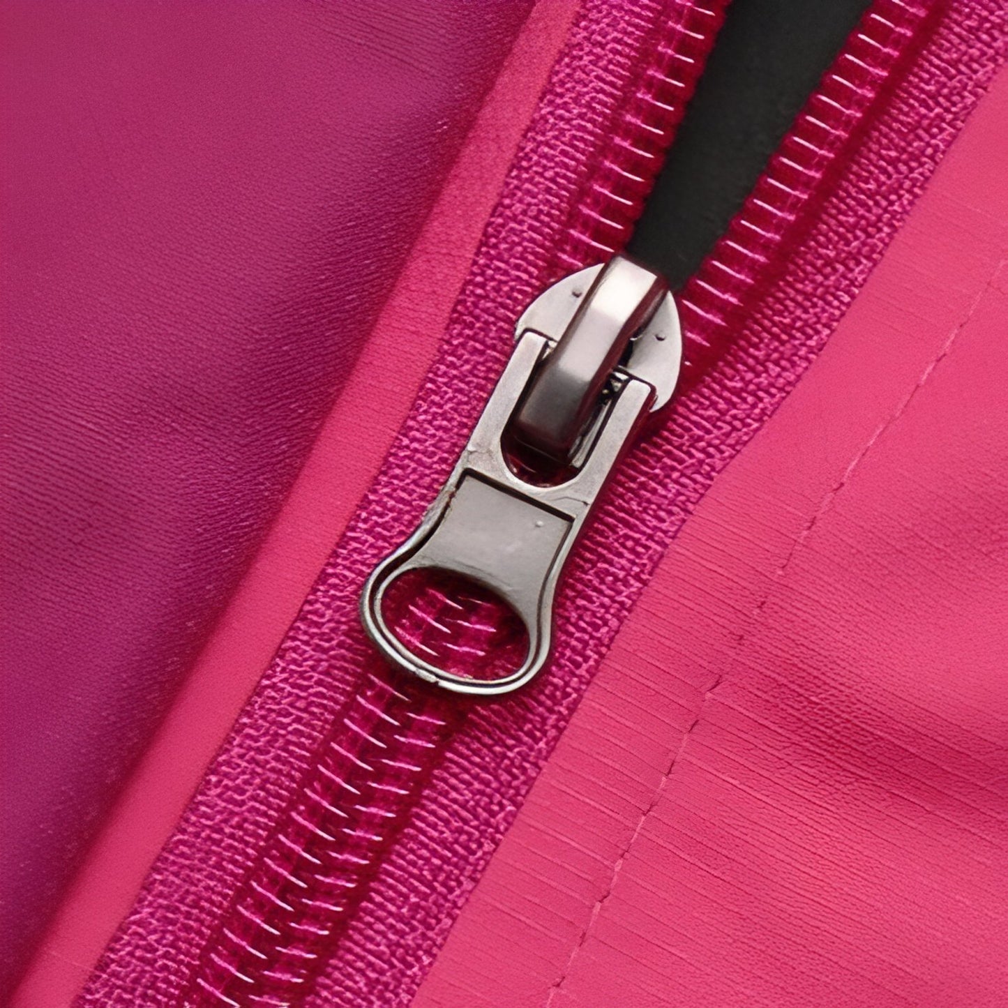 Veste Randonnée Femme Imperméable Et Respirante gros plan fermeture zippée - Rose Fuchsia - Rouge - Noir - Violet - Vert