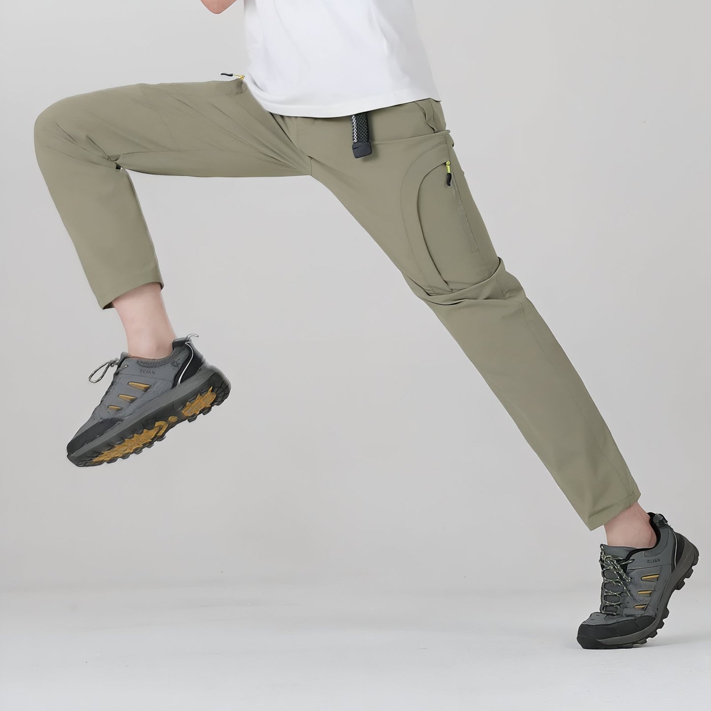 Pantalon Randonnée Extensible Homme portée en mouvement - Beige Clair - Noir Profond - Gris Foncé - Vert Olive