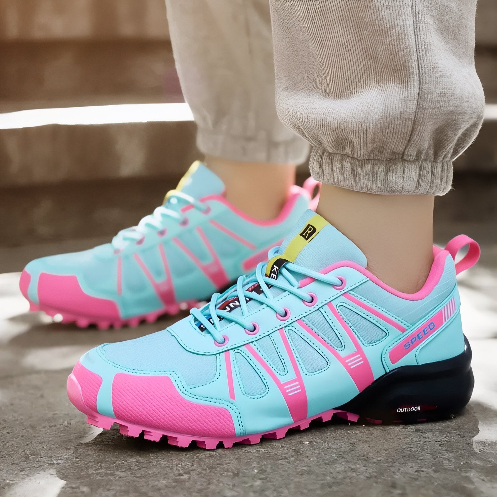 Chaussure Randonnée Femme Légère Bleu et Rose portée au sol - Bleu Ciel et Rose Fluo