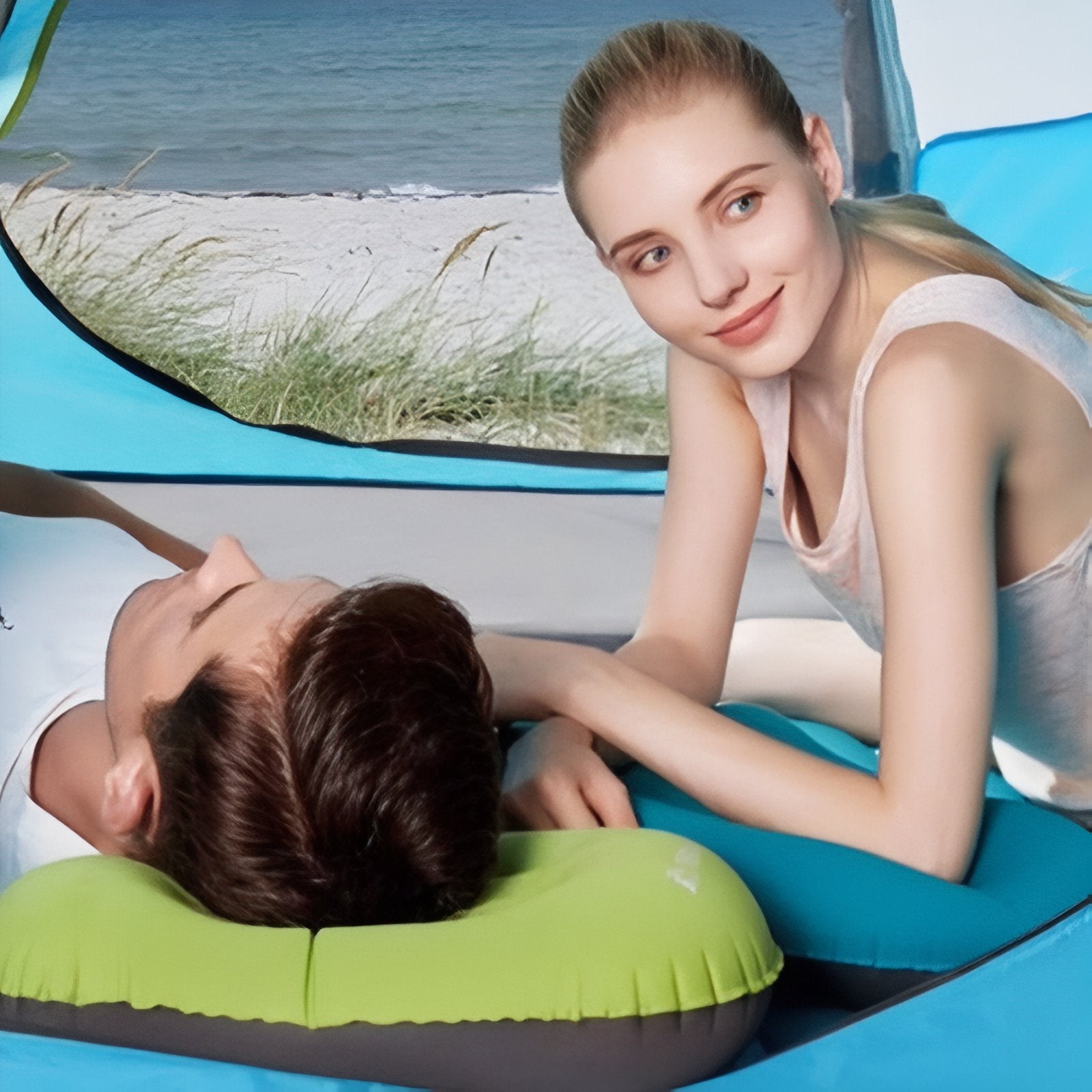 Coussin Camping Gonflable mise en situation camping - Turquoise et Noir