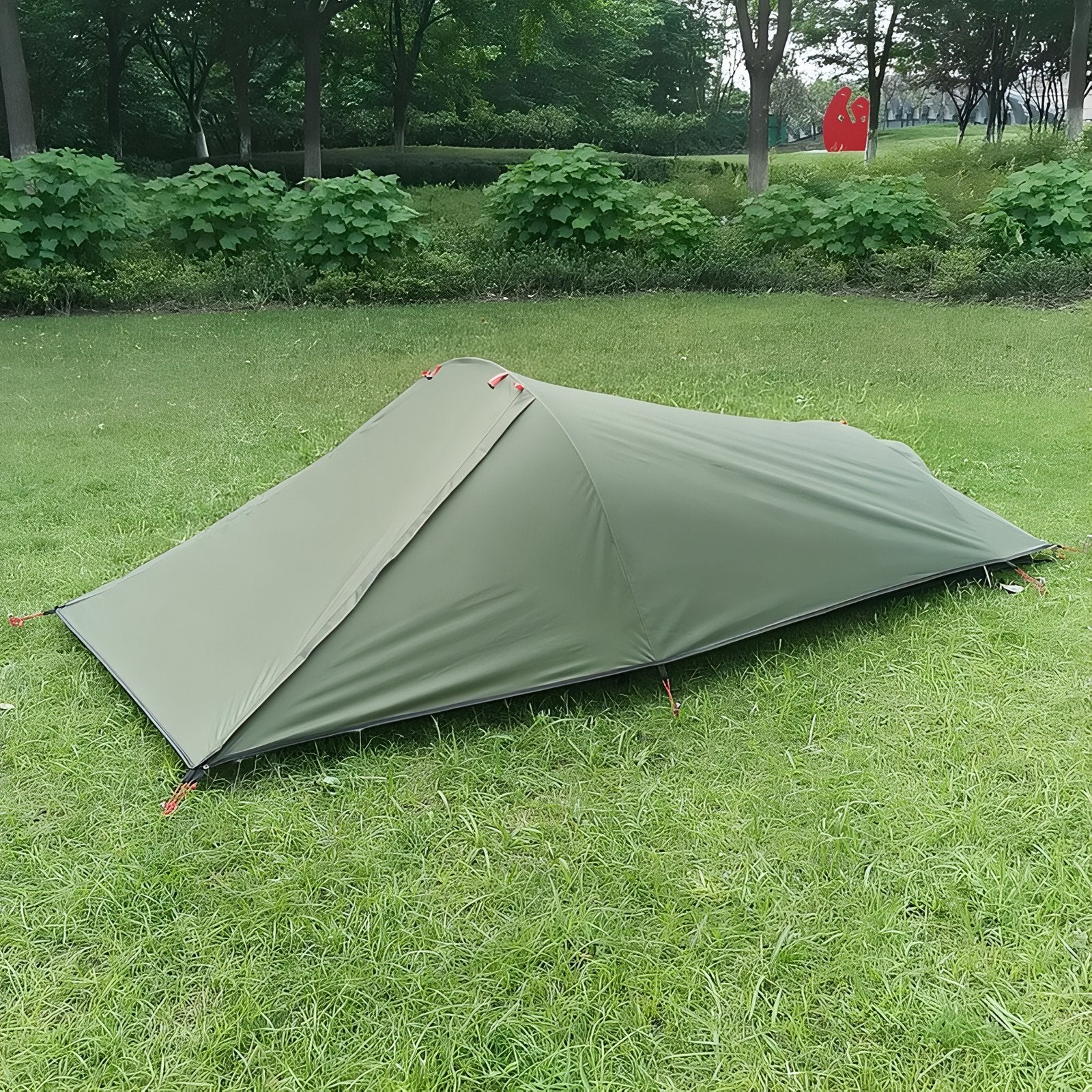 Tente Bivouac Légère 1 Personne mise en situation extérieure - Vert Olive - Beige Sable - Tapis de Sol