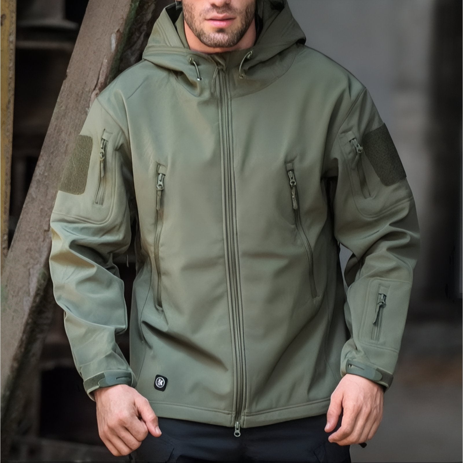 Veste Imperméable Homme Randonnée portée par un homme - Vert Olive - Gris Foncé - Noir - Beige Sable