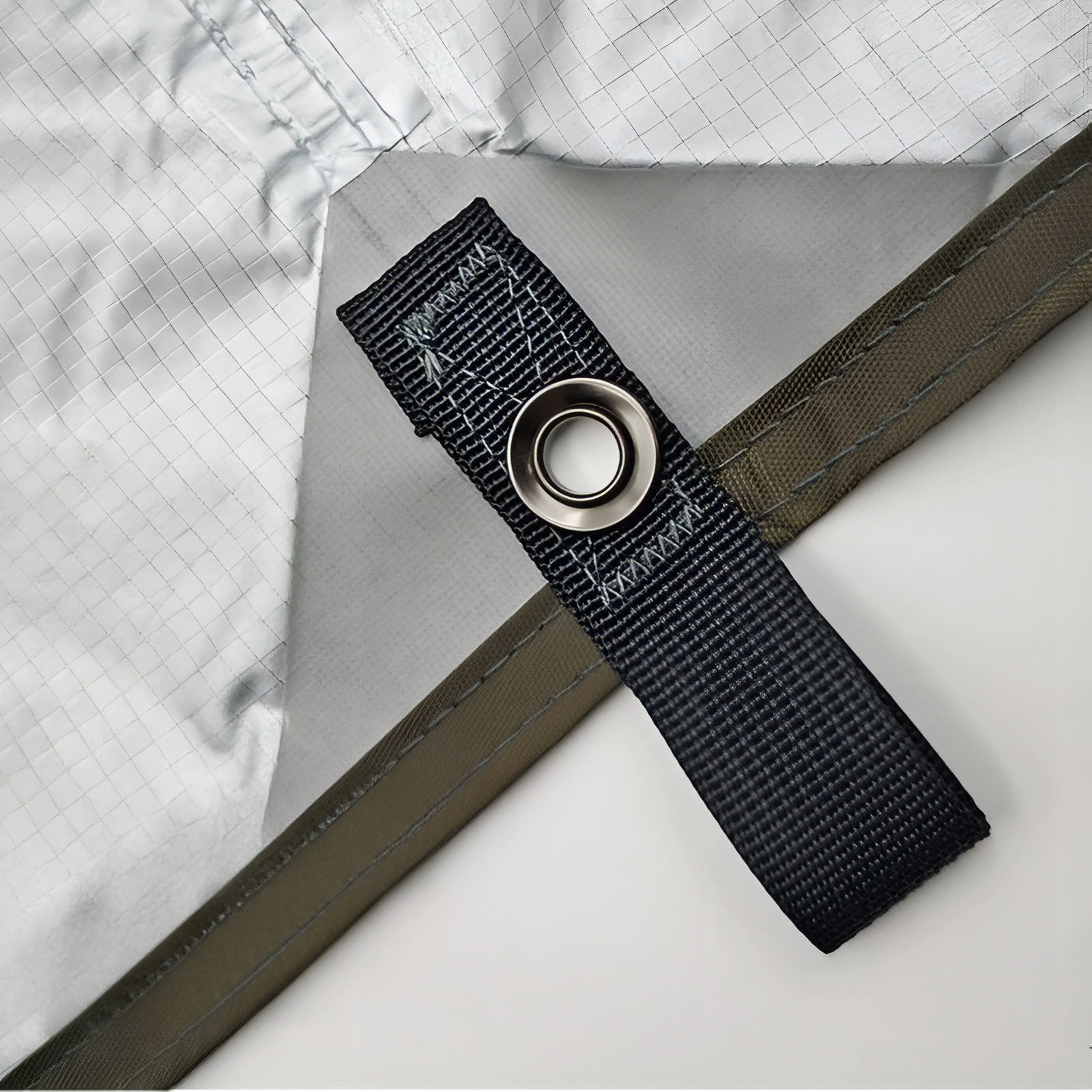 Bâche de Randonnée gros plan détail sangle - Vert Militaire - Vert - Noir - Beige