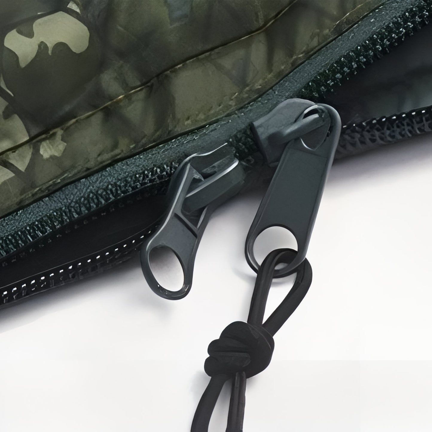 Sac De Couchage Camouflage Ultra Léger gros plan fermeture zippée - 190x75cm - 480g - 205x85cm - 560g