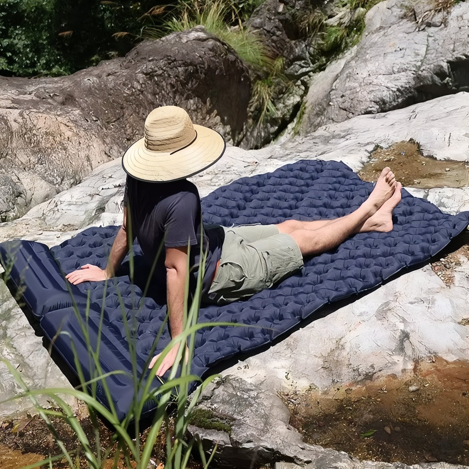 Matelas Gonflable Randonnée 2 Personnes Avec Coussin mise en situation extérieure - Bleu Marine - Bleu Ciel - Marron Clair - Vert Olive
