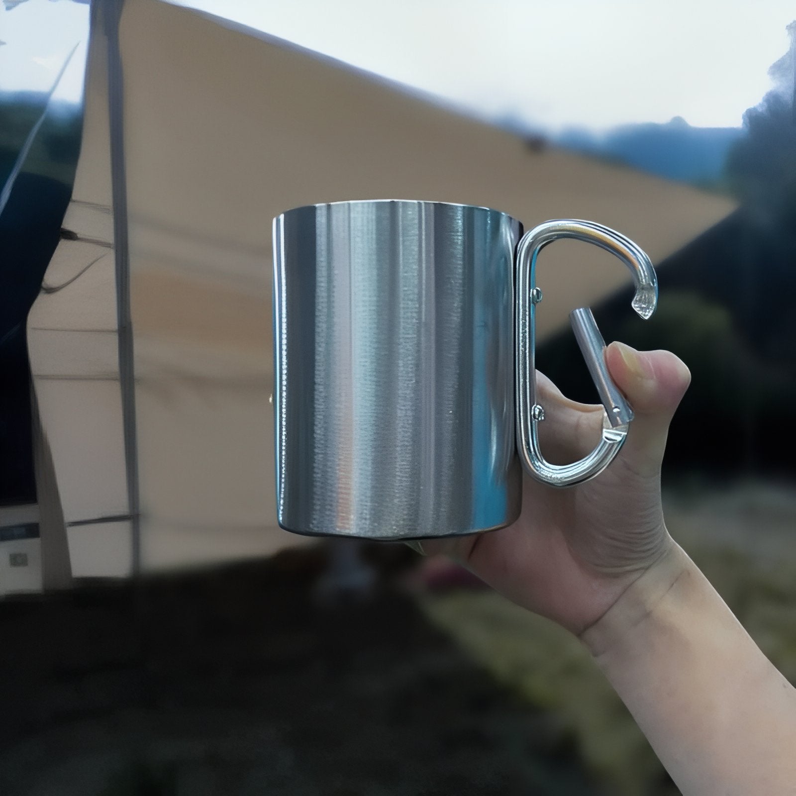 Tasse Inox Mousqueton portée à la main - Gris