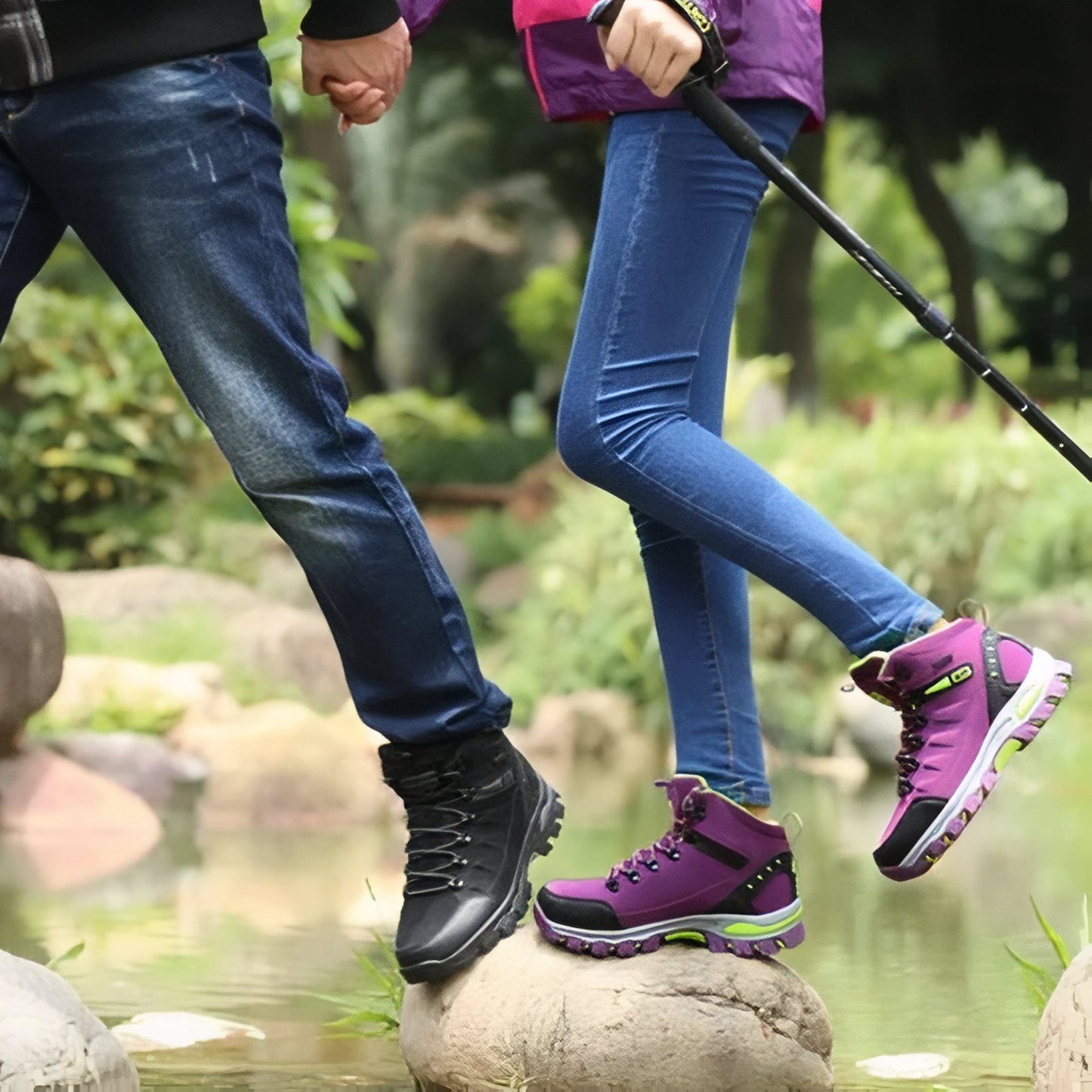 Chaussure Haute Randonnée Femme portée en randonnée - Vert Fluo et Violet - Noir et Fuchsia - Gris et Fuchsia