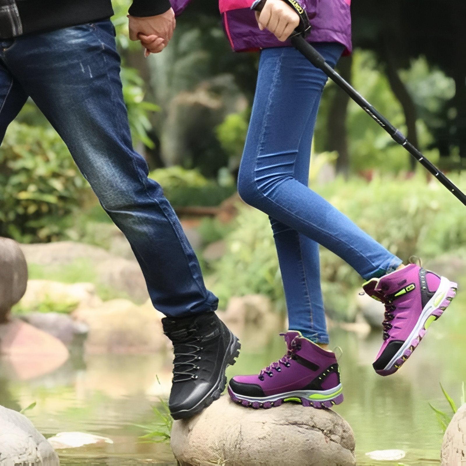 Chaussure Haute Randonnée Femme portée en randonnée - Vert Fluo et Violet - Noir et Fuchsia - Gris et Fuchsia