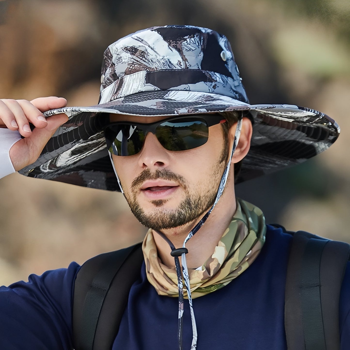 Chapeau Randonnée Camouflage portée à la main - Gris - Rouge - Jaune - Bleu Marine