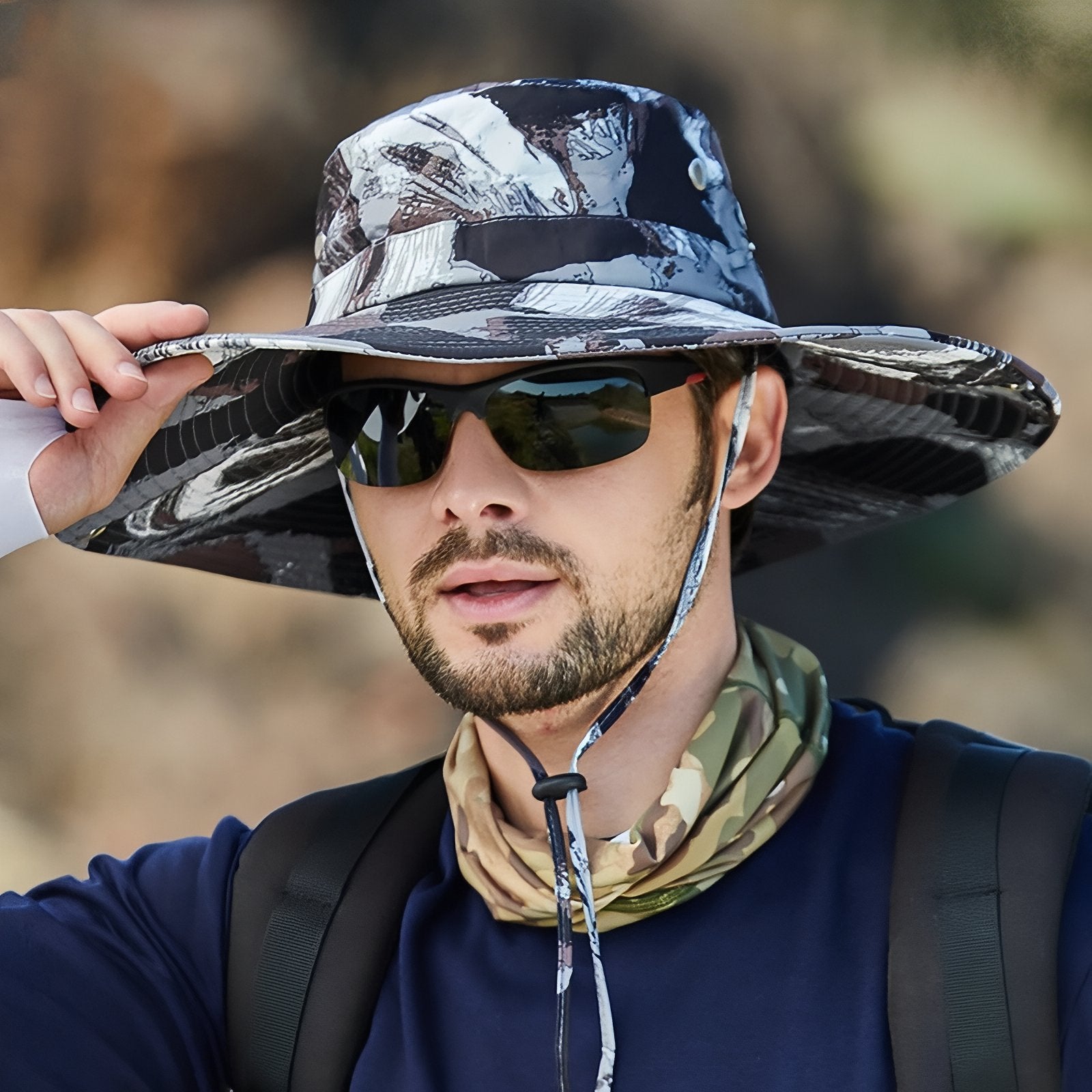 Chapeau Randonnée Camouflage portée à la main - Gris - Rouge - Jaune - Bleu Marine