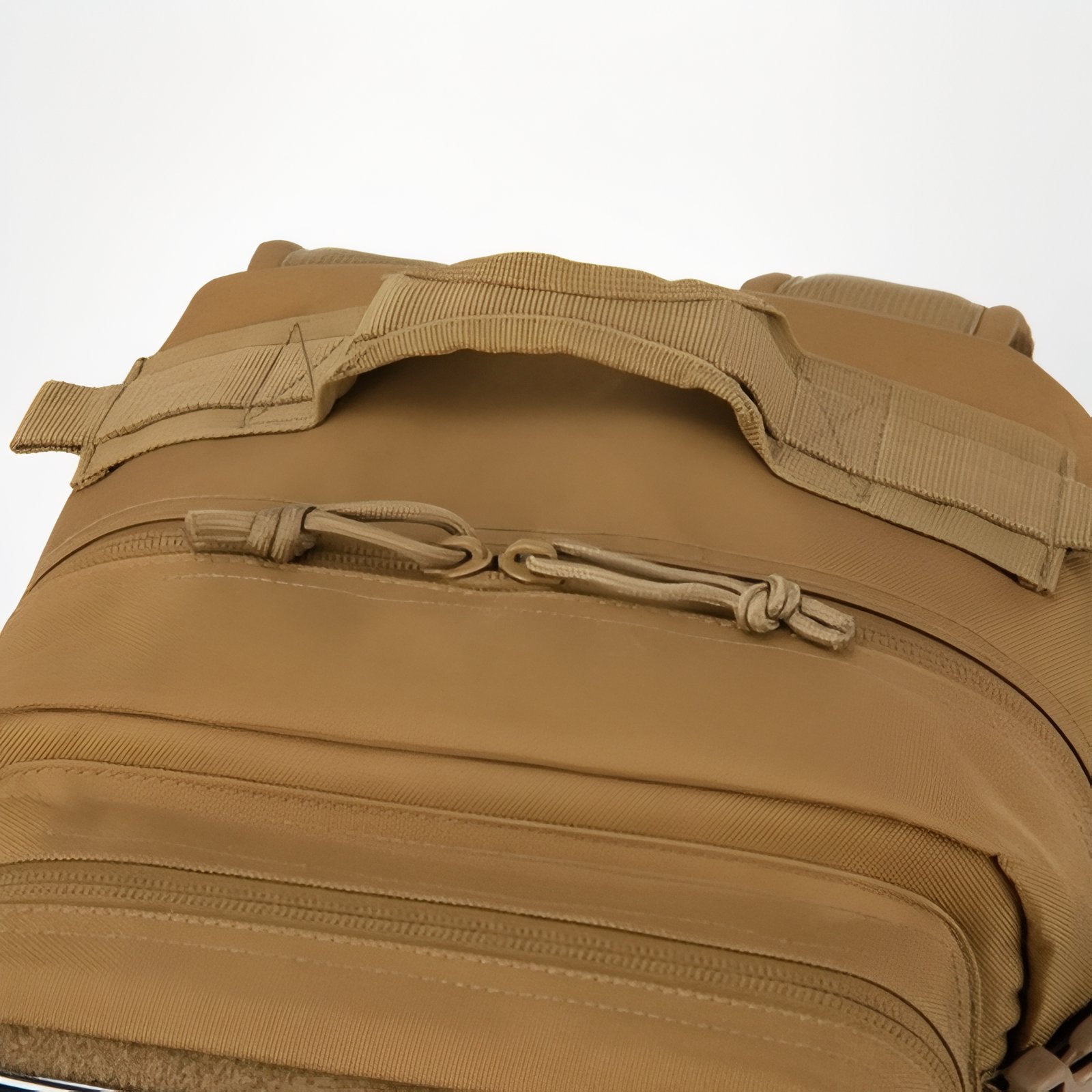 Sac à Dos Militaire Sable 25L gros plan fermeture zippée - Marron Foncé
