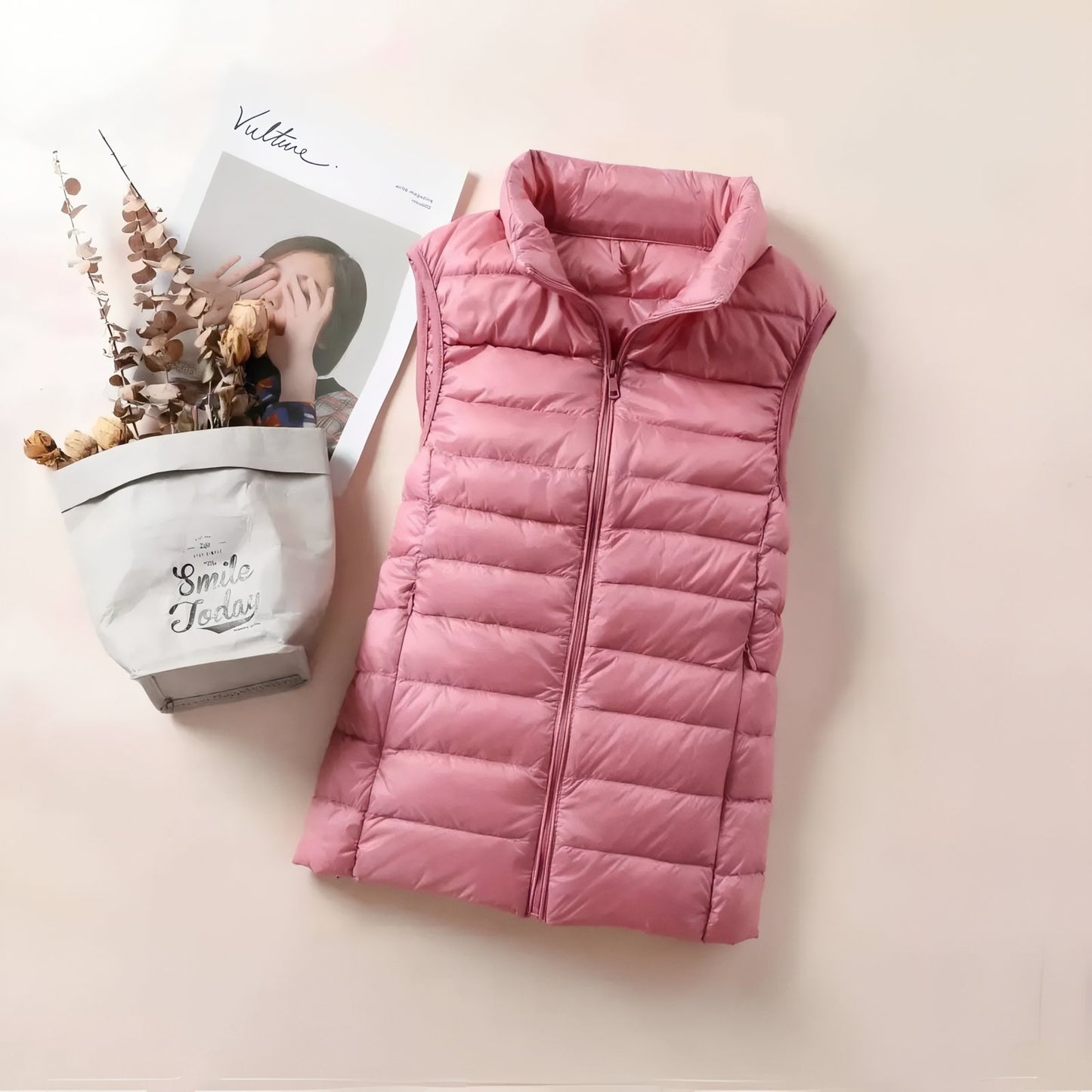 Doudoune Sans Manche Randonnée Femme mise en scène avec accessoires - Fuchsia - Violet - Rouge - Bordeaux - Taupe - Bleu Marine - Vert - Rose Poudré - Noir - Bleu Ciel