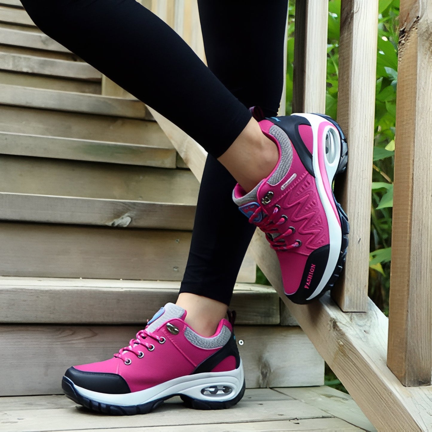 Basket Confortable Marche Femme portée sur des escaliers - Violet Fuchsia - Noir et Rose - Rose et Noir