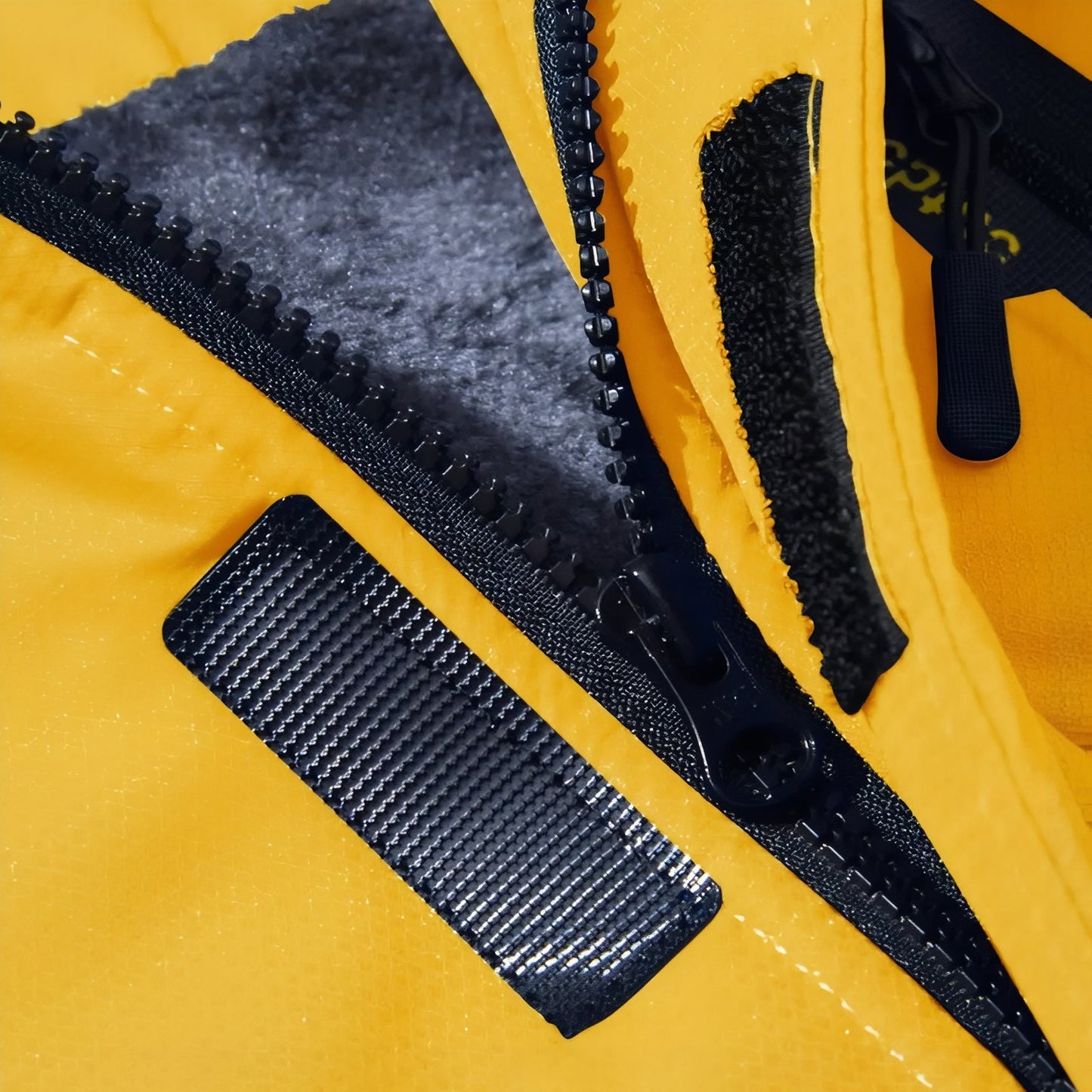 Veste Chaude Randonnée Homme gros plan fermeture zippée - Vert Fluo - Blanc - Bleu Marine - Rouge - Gris Anthracite - Bleu - Marron - Gris Clair - Noir - Noir et Gris - Beige - Vert Olive - Jaune - Vert Foncé
