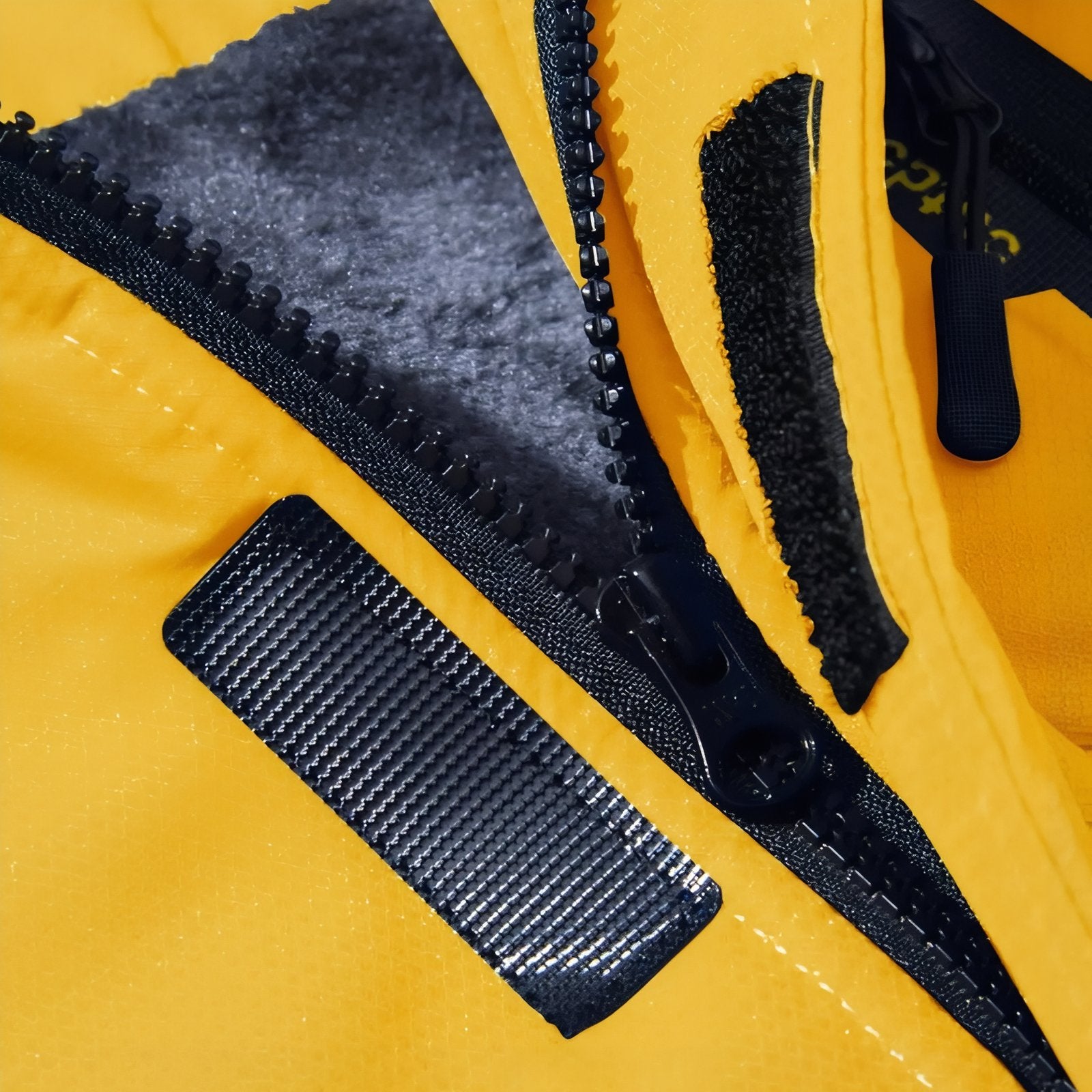 Veste Chaude Randonnée Homme gros plan fermeture zippée - Vert Fluo - Blanc - Bleu Marine - Rouge - Gris Anthracite - Bleu - Marron - Gris Clair - Noir - Noir et Gris - Beige - Vert Olive - Jaune - Vert Foncé