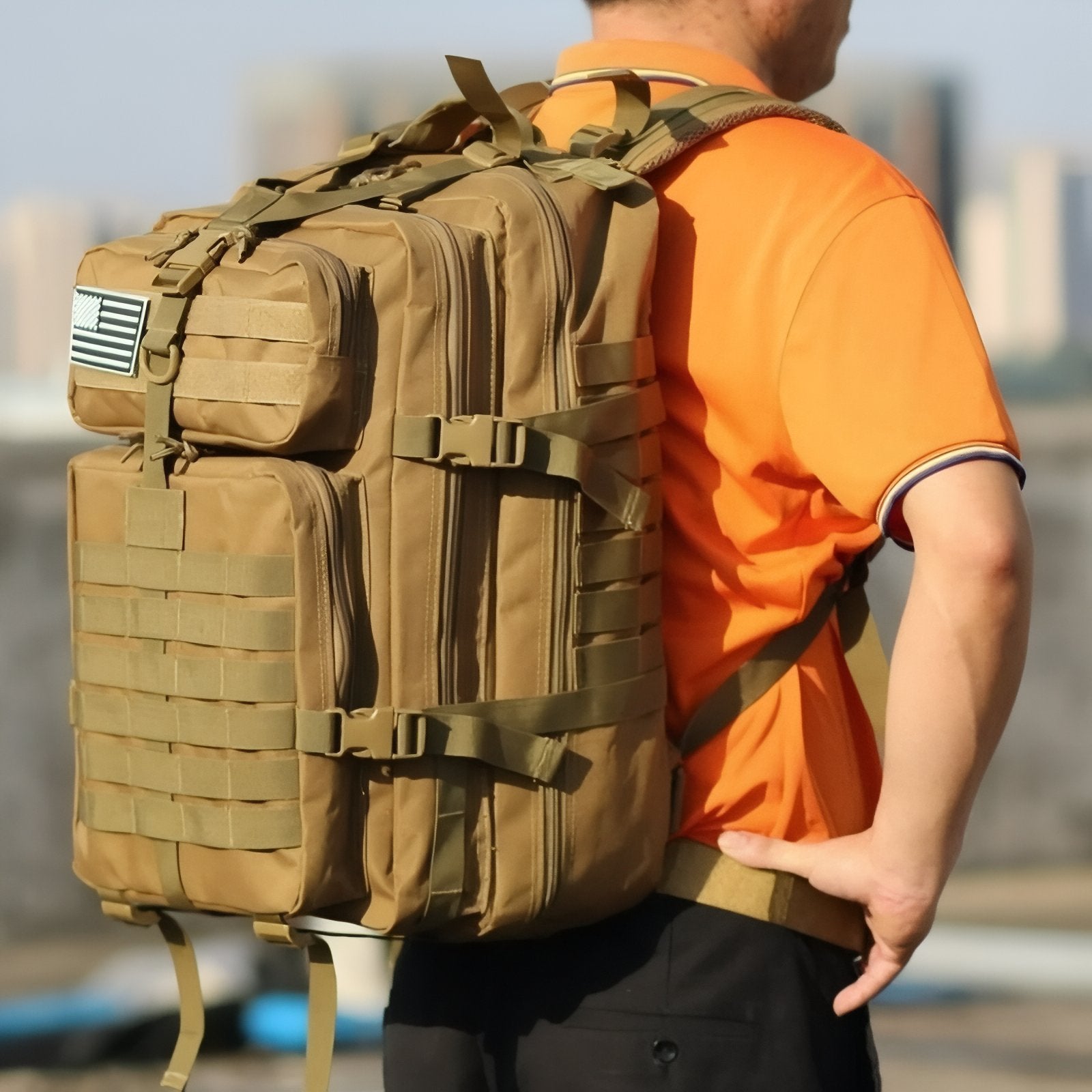 Sac à Dos Randonnée Militaire portée sur le dos - Beige - Noir - Vert
