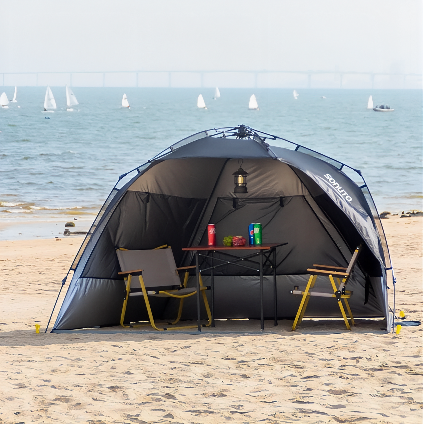 Tente Abris Soleil 4 Personnes mise en situation plage - Noir Mat - Beige Clair