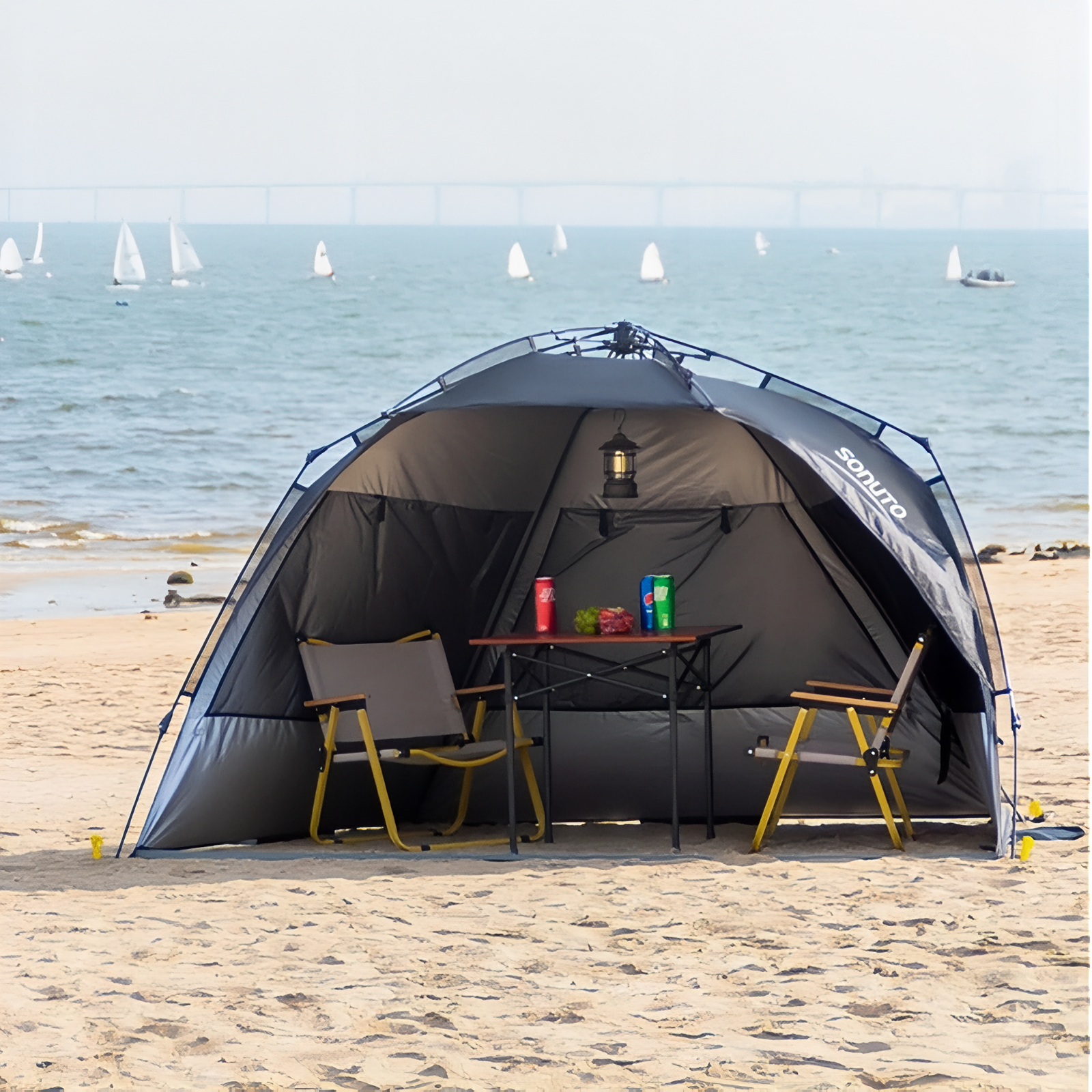 Tente Abris Soleil 4 Personnes mise en situation plage - Noir Mat - Beige Clair