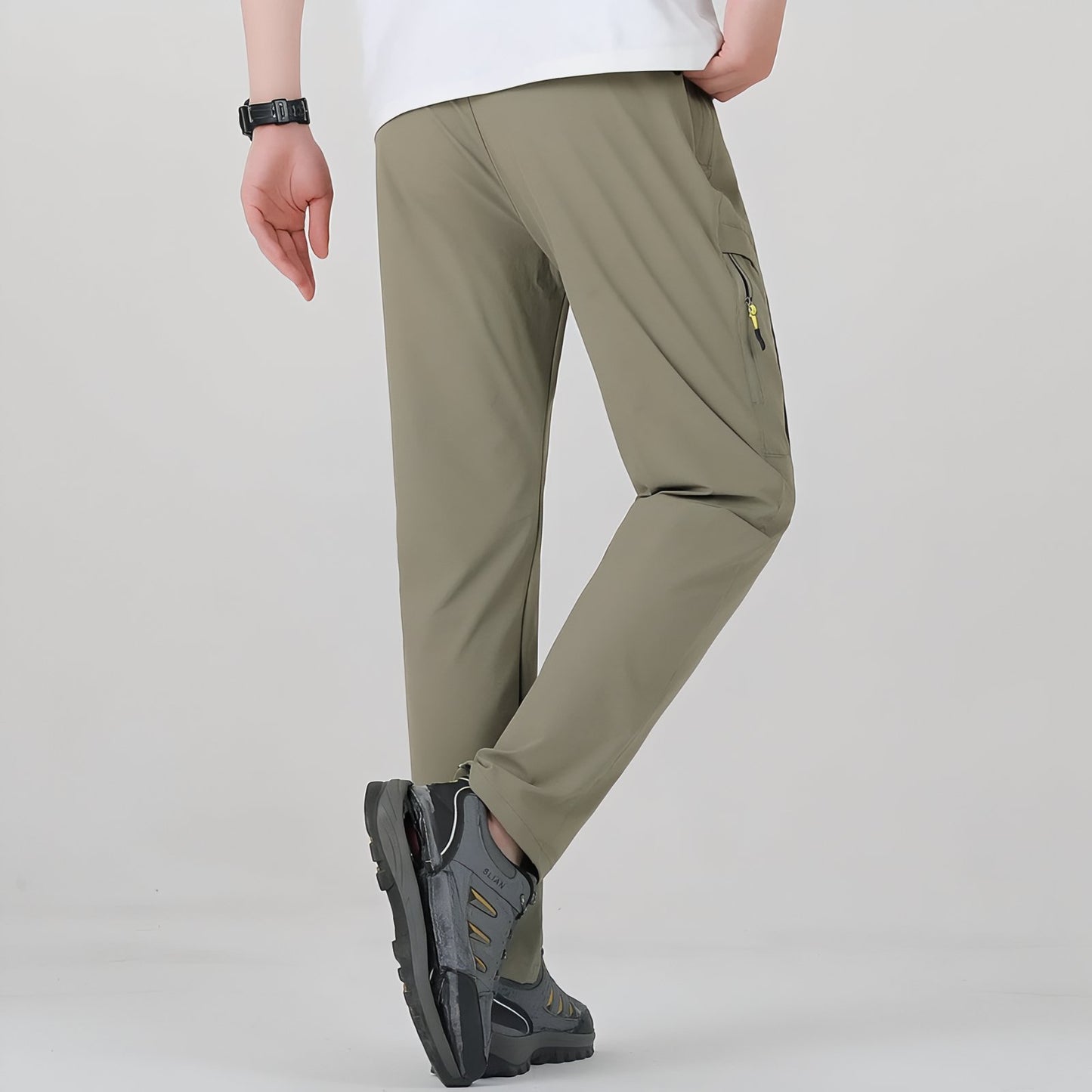 Pantalon Randonnée Extensible Homme portée de dos - Beige Clair - Noir Profond - Gris Foncé - Vert Olive