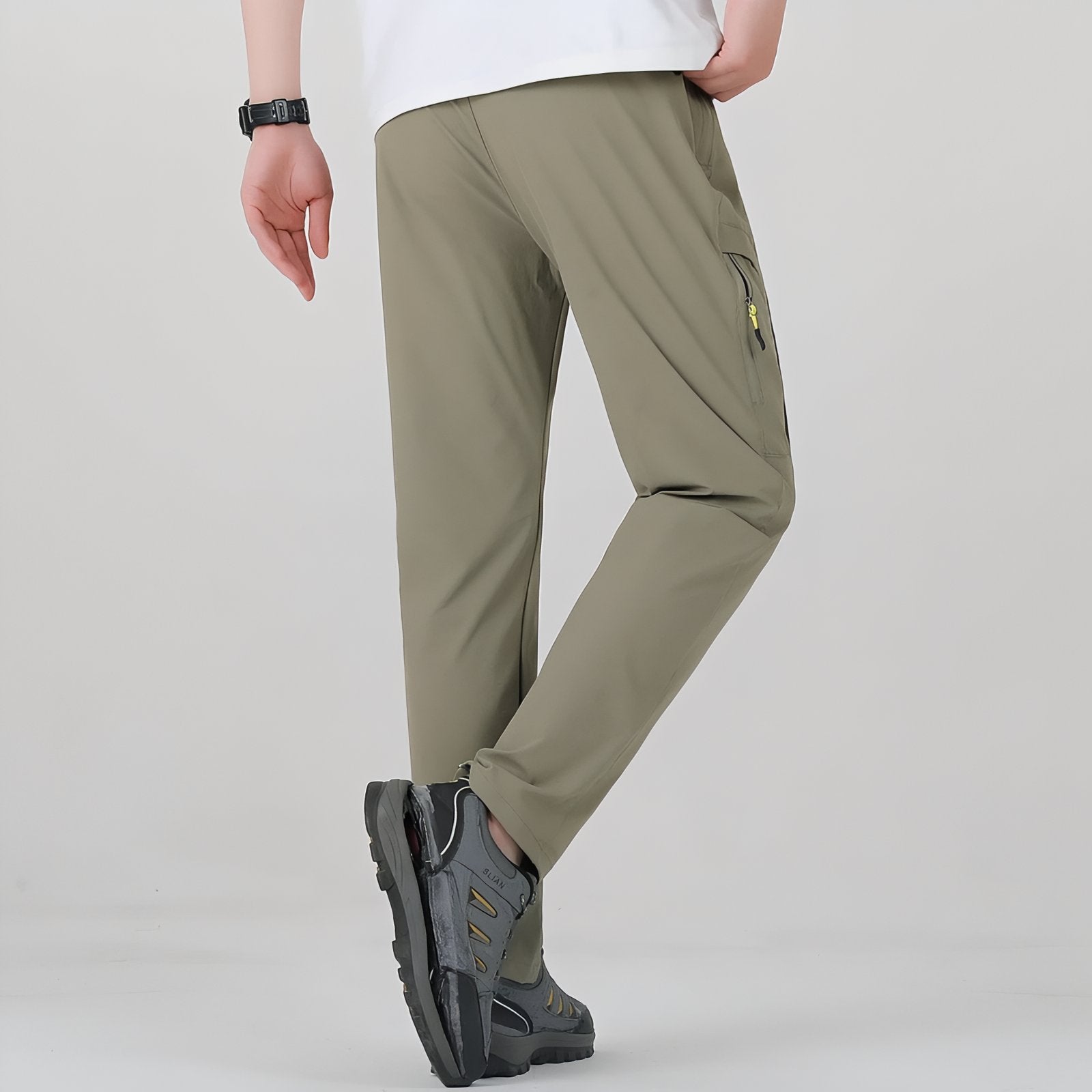 Pantalon Randonnée Extensible Homme portée de dos - Beige Clair - Noir Profond - Gris Foncé - Vert Olive