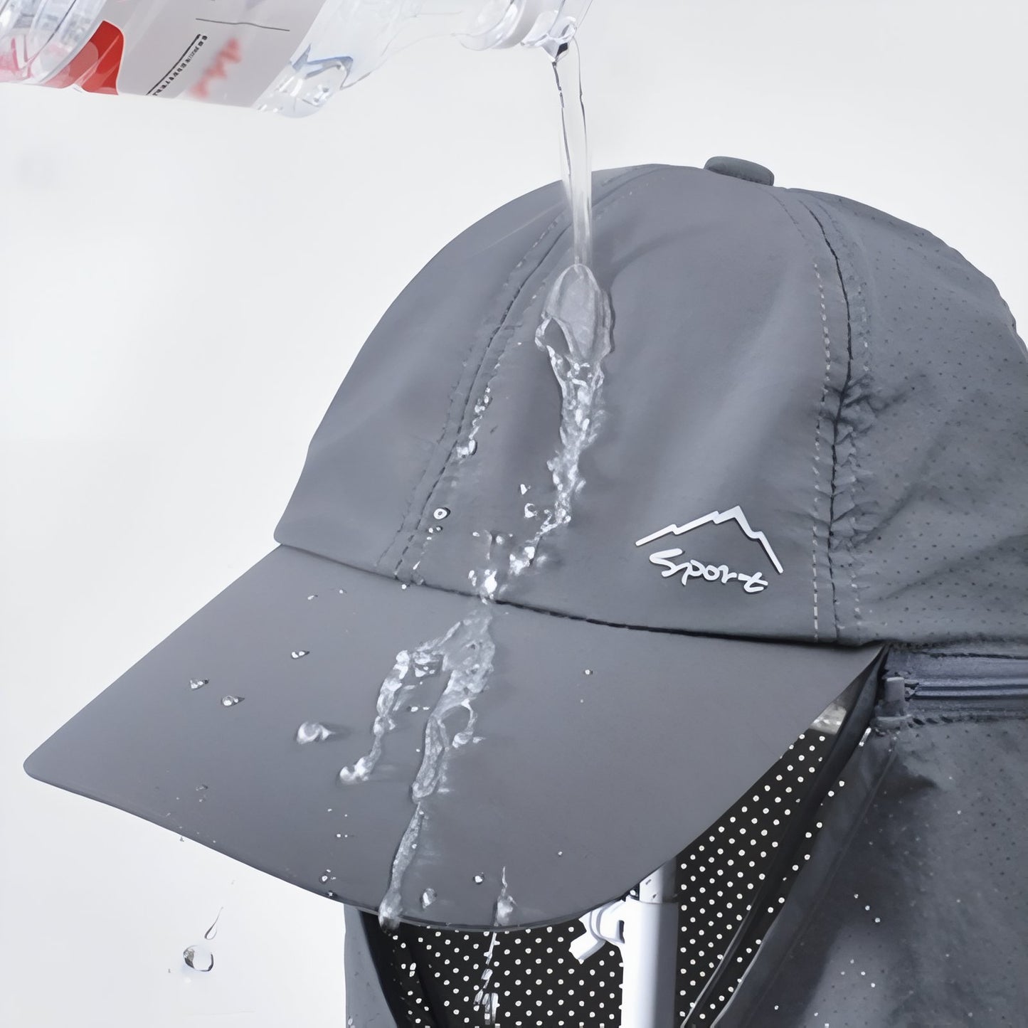 Chapeau Randonnée Avec Protège Nuque gros plan avec eau - Bleu Marine - Beige Clair - Noir Ébène - Gris Clair - Dark Grey - Vert Olive - Beige