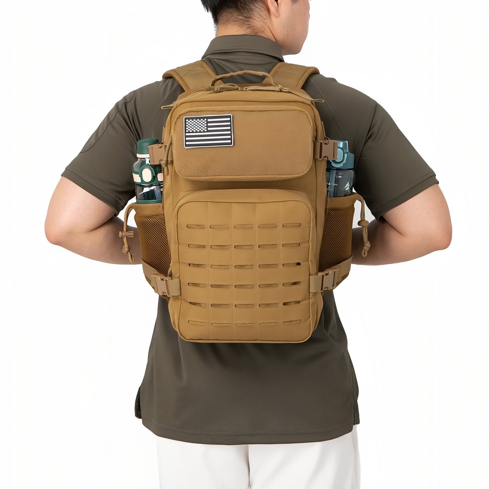 Sac à Dos Militaire Sable 25L portée sur le dos - Marron Foncé