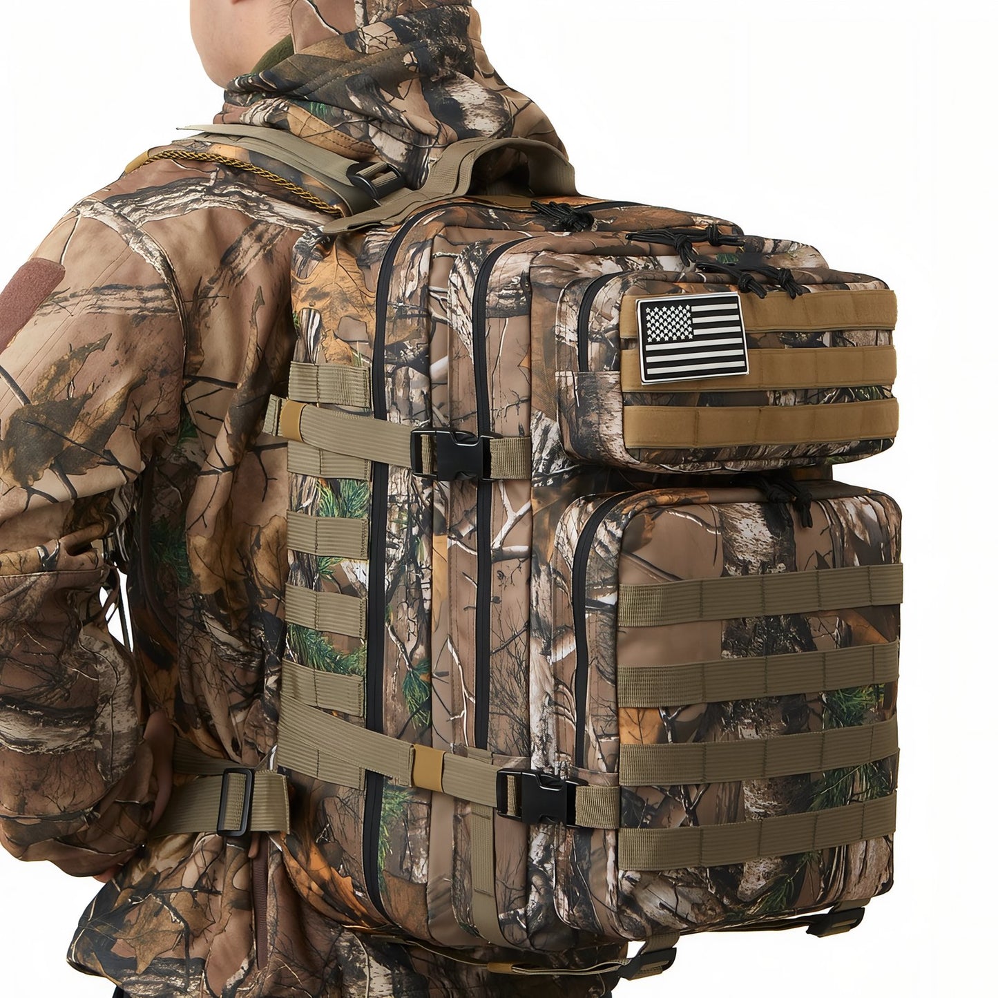 Sac à Dos Camouflage 45L portée sur le dos - Noir et Gris - Gris et Beige - Vert Olive et Beige - Noir - Marron et Vert Forêt - Marron Beige