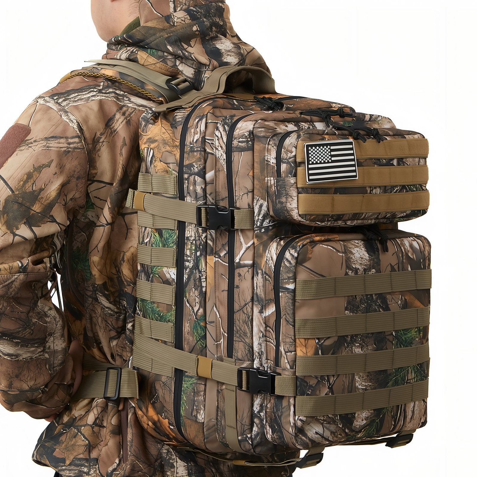 Sac à Dos Camouflage 45L portée sur le dos - Noir et Gris - Gris et Beige - Vert Olive et Beige - Noir - Marron et Vert Forêt - Marron Beige