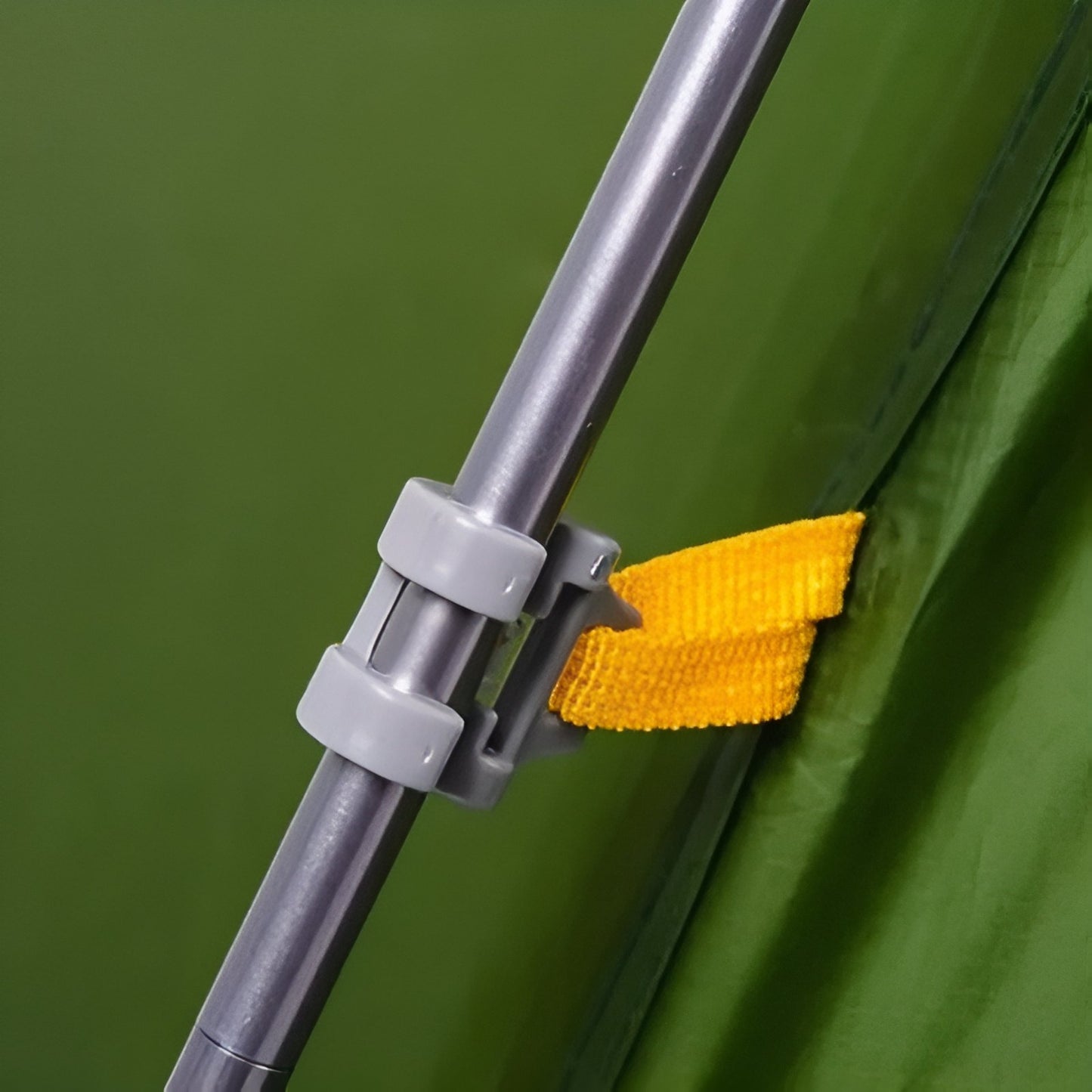Tente Dôme 2 Places gros plan sangle et fixation - Jaune et Gris - Vert Olive et Jaune