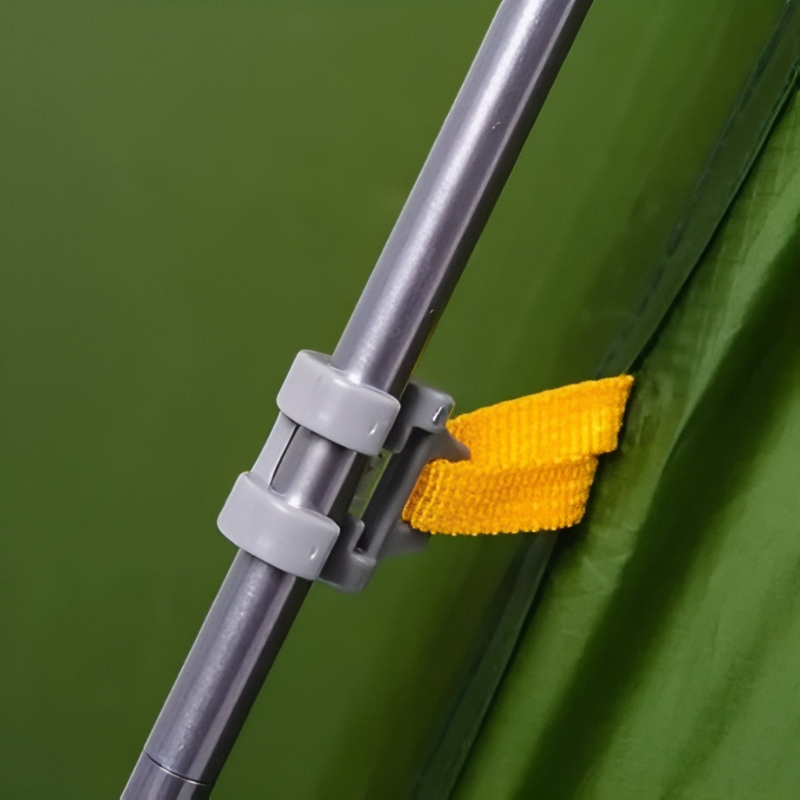 Tente Dôme 2 Places gros plan sangle et fixation - Jaune et Gris - Vert Olive et Jaune