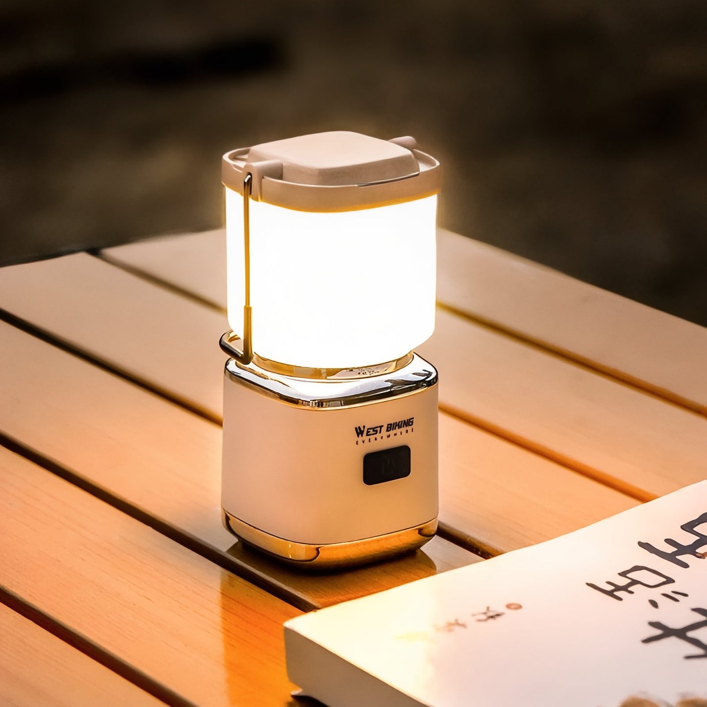 Lanterne Compacte Rechargeable mise en situation sur table - Crème - Blanc Cassé - Marron Foncé - Vert Olive - Bleu Marine