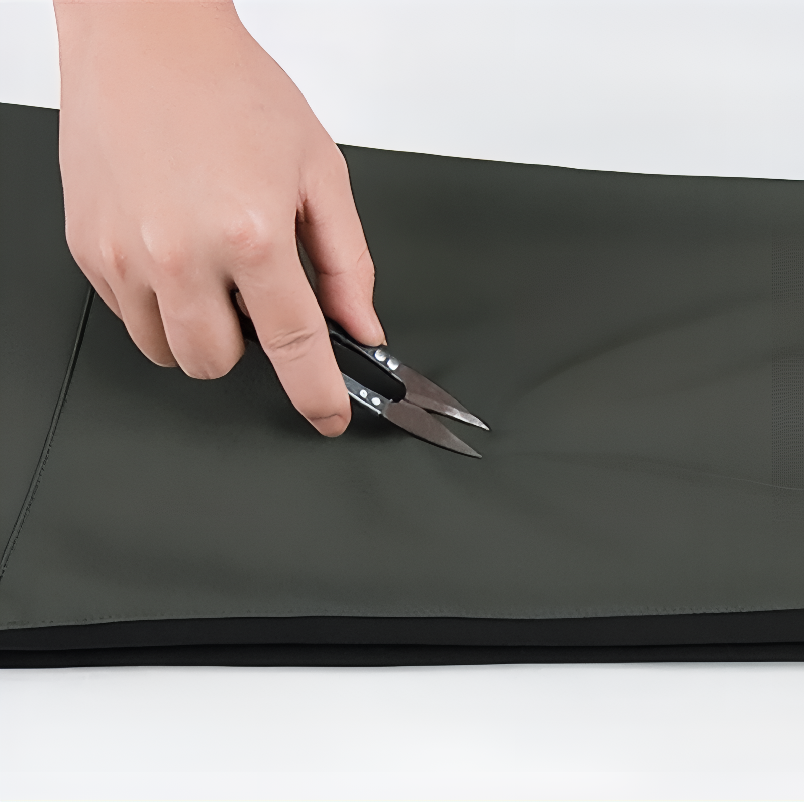 Pantalon Randonnée Déperlant Homme gros plan tissu - Vert Foncé et Noir - Gris Foncé et Orange - Noir et Orange