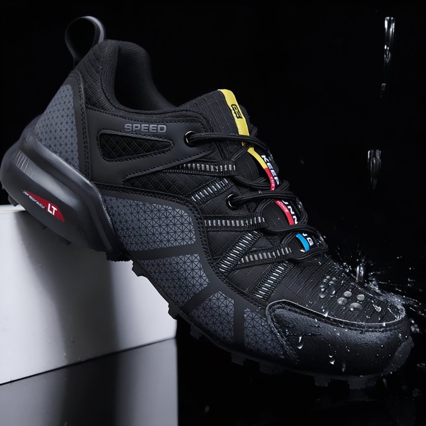 Baskets de Randonnée Imperméables gros plan sur la chaussure - Noir - Noir et Rouge - Noir et Bleu